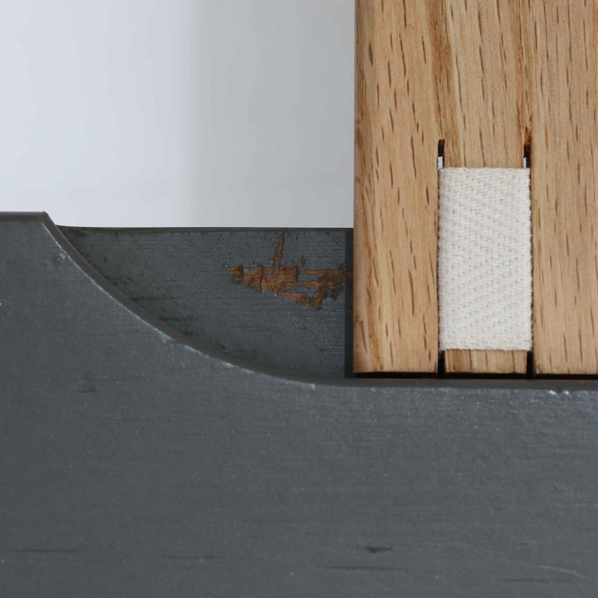 Hans J. Wegnerがデザインし、Getama社によって製造されたこちらのシングルベッドフレームは、チーク材とブラックの合皮パネルが上品に調和した、北欧ビンテージならではの美しい佇まいが魅力です。ヘッドボードにはブラックガラスを載せた引き出し付きのナイトテーブルが備えられていますが、取り外しが可能な構造となっており、空間や用途に応じて柔軟にレイアウトできます。堅牢なスノコ構造で寝具の通気性にも優れ、実用性とデザイン性を兼ね備えた一点です。