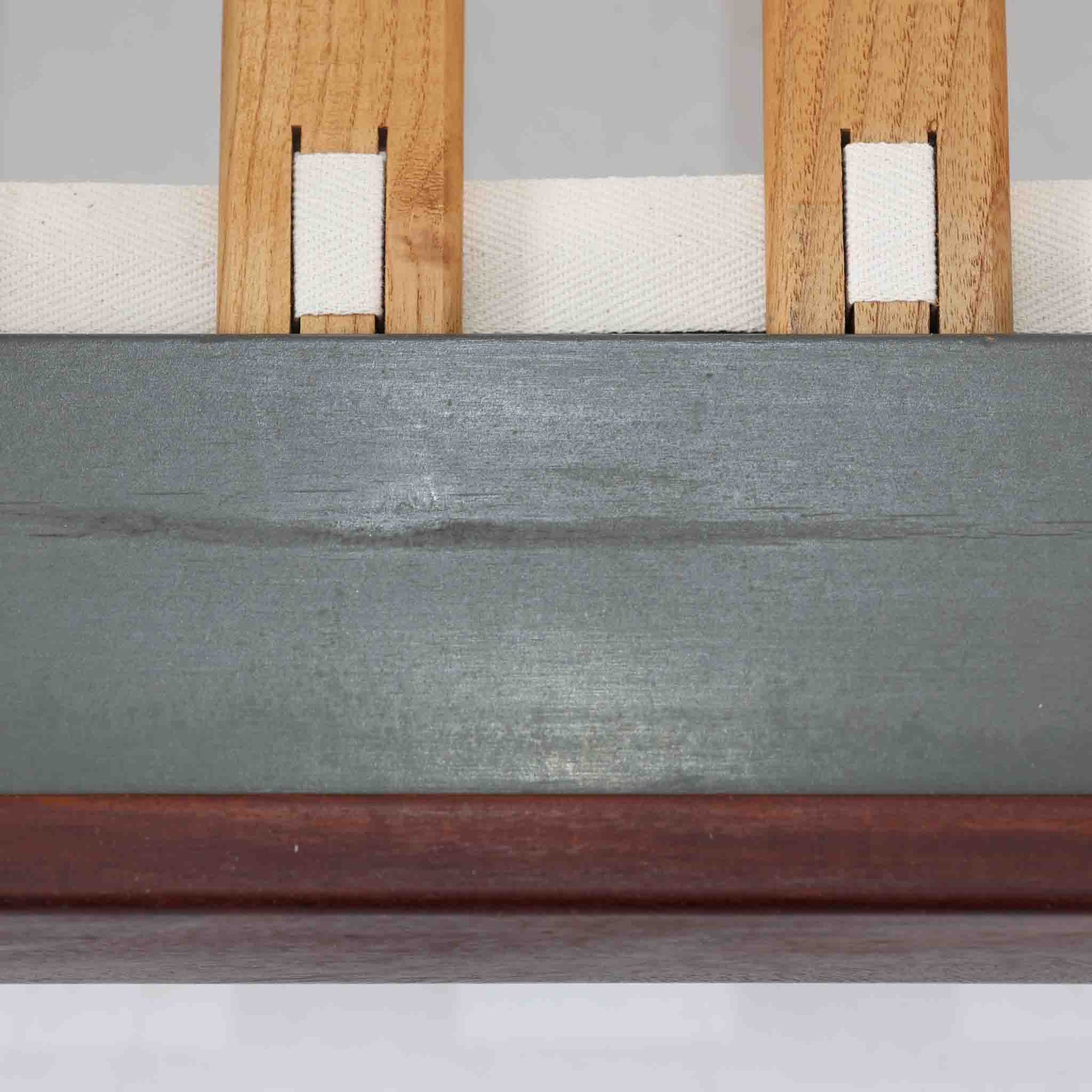 Hans J. Wegnerがデザインし、Getama社によって製造されたこちらのシングルベッドフレームは、チーク材とブラックの合皮パネルが上品に調和した、北欧ビンテージならではの美しい佇まいが魅力です。ヘッドボードにはブラックガラスを載せた引き出し付きのナイトテーブルが備えられていますが、取り外しが可能な構造となっており、空間や用途に応じて柔軟にレイアウトできます。堅牢なスノコ構造で寝具の通気性にも優れ、実用性とデザイン性を兼ね備えた一点です。