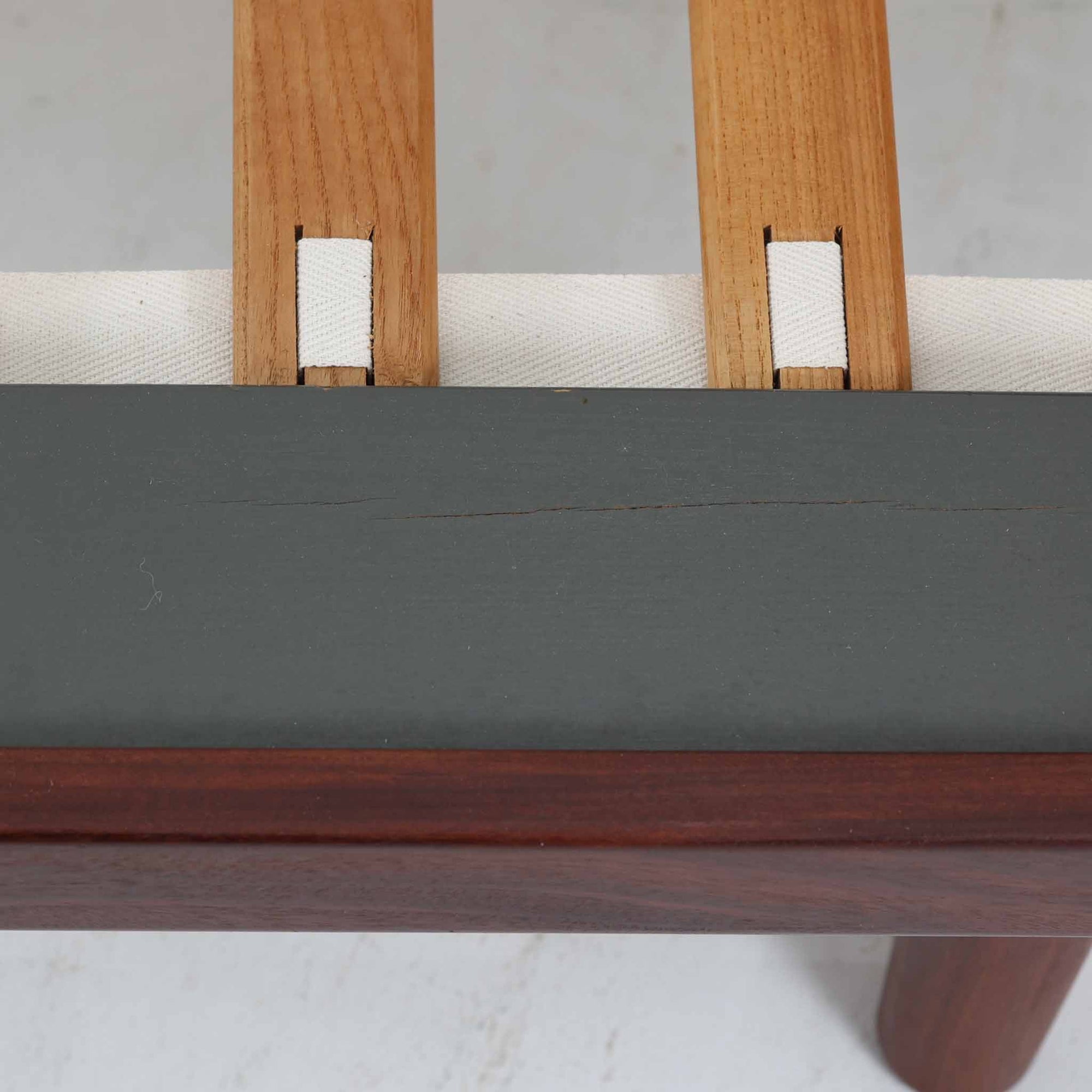 Hans J. Wegnerがデザインし、Getama社によって製造されたこちらのシングルベッドフレームは、チーク材とブラックの合皮パネルが上品に調和した、北欧ビンテージならではの美しい佇まいが魅力です。ヘッドボードにはブラックガラスを載せた引き出し付きのナイトテーブルが備えられていますが、取り外しが可能な構造となっており、空間や用途に応じて柔軟にレイアウトできます。堅牢なスノコ構造で寝具の通気性にも優れ、実用性とデザイン性を兼ね備えた一点です。