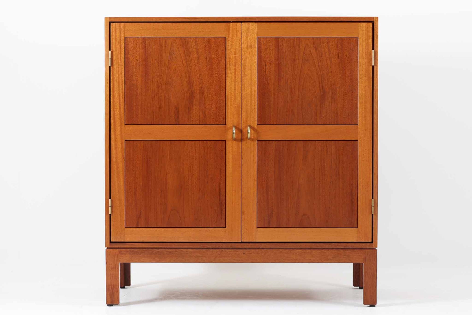 ビンテージ北欧家具の名門、デンマークのSoborg mobler社が手掛けたキャビネットです。デザイナーはChristian Hvidt（クリスチャン・ヴィッツ）。上質なマホガニー無垢材を贅沢に使用し、美しい木目と落ち着いた色合いが特徴的です。扉の意匠は4枚のパネルで構成され、シンプルながらも端正な印象を与えます。内部は左側に棚板、右側に引き出しを配置した実用的な収納設計。特にフレームや引き出しには指物（さしもの）による堅牢な組み方が施されており、デンマークの確かな家具製作技術を感じられます。脚付きのスタイルは床との間に適度な空間を作り出し、重厚な本体でありながら軽やかな印象を演出しています。リビングやダイニングルームでの使用に最適な、機能性とデザイン性を兼ね備えた逸品です。