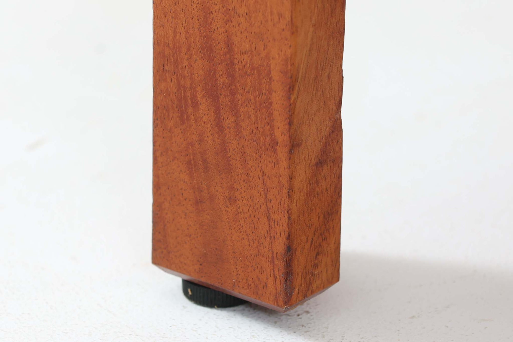 ビンテージ北欧家具の名門、デンマークのSoborg mobler社が手掛けたキャビネットです。デザイナーはChristian Hvidt（クリスチャン・ヴィッツ）。上質なマホガニー無垢材を贅沢に使用し、美しい木目と落ち着いた色合いが特徴的です。扉の意匠は4枚のパネルで構成され、シンプルながらも端正な印象を与えます。内部は左側に棚板、右側に引き出しを配置した実用的な収納設計。特にフレームや引き出しには指物（さしもの）による堅牢な組み方が施されており、デンマークの確かな家具製作技術を感じられます。脚付きのスタイルは床との間に適度な空間を作り出し、重厚な本体でありながら軽やかな印象を演出しています。リビングやダイニングルームでの使用に最適な、機能性とデザイン性を兼ね備えた逸品です。