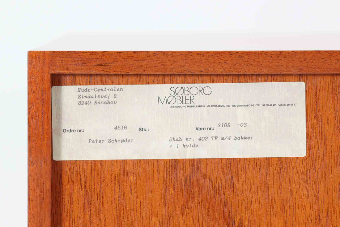 ビンテージ北欧家具の名門、デンマークのSoborg Mobler社が手掛けたキャビネットです。デザイナーはChristian Hvidt（クリスチャン・ヴィッツ）。上質なマホガニー無垢材を贅沢に使用し、美しい木目と落ち着いた色合いが特徴的です。扉の意匠は4枚のパネルで構成され、シンプルながらも端正な印象を与えます。内部は左側に棚板、右側に引き出しを配置した実用的な収納設計。特にフレームや引き出しには指物（さしもの）による堅牢な組み方が施されており、デンマークの確かな家具製作技術を感じられます。脚付きのスタイルは床との間に適度な空間を作り出し、重厚な本体でありながら軽やかな印象を演出しています。リビングやダイニングルームでの使用に最適な、機能性とデザイン性を兼ね備えた逸品です。