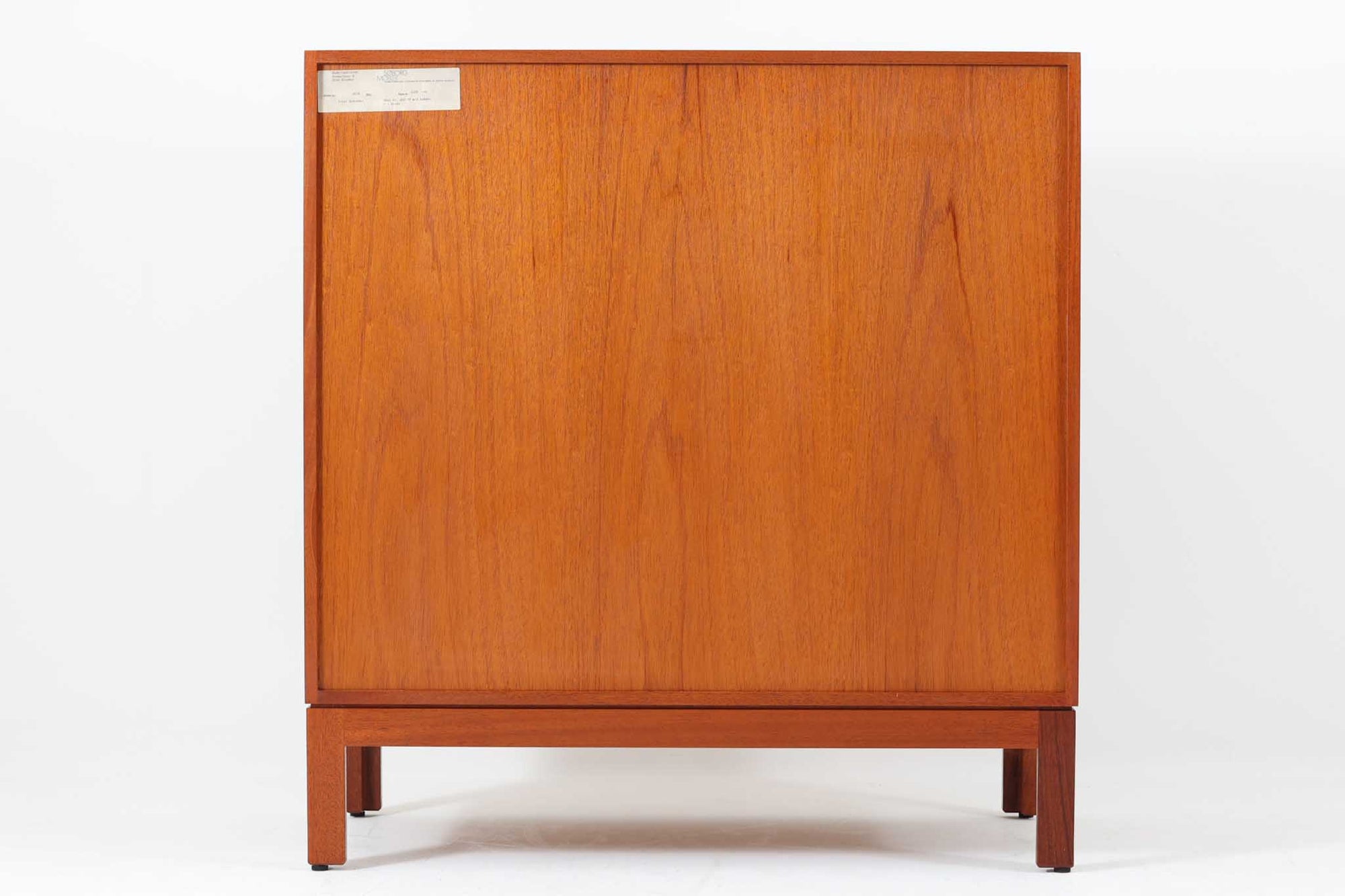 ビンテージ北欧家具の名門、デンマークのSoborg mobler社が手掛けたキャビネットです。デザイナーはChristian Hvidt（クリスチャン・ヴィッツ）。上質なマホガニー無垢材を贅沢に使用し、美しい木目と落ち着いた色合いが特徴的です。扉の意匠は4枚のパネルで構成され、シンプルながらも端正な印象を与えます。内部は左側に棚板、右側に引き出しを配置した実用的な収納設計。特にフレームや引き出しには指物（さしもの）による堅牢な組み方が施されており、デンマークの確かな家具製作技術を感じられます。脚付きのスタイルは床との間に適度な空間を作り出し、重厚な本体でありながら軽やかな印象を演出しています。リビングやダイニングルームでの使用に最適な、機能性とデザイン性を兼ね備えた逸品です。