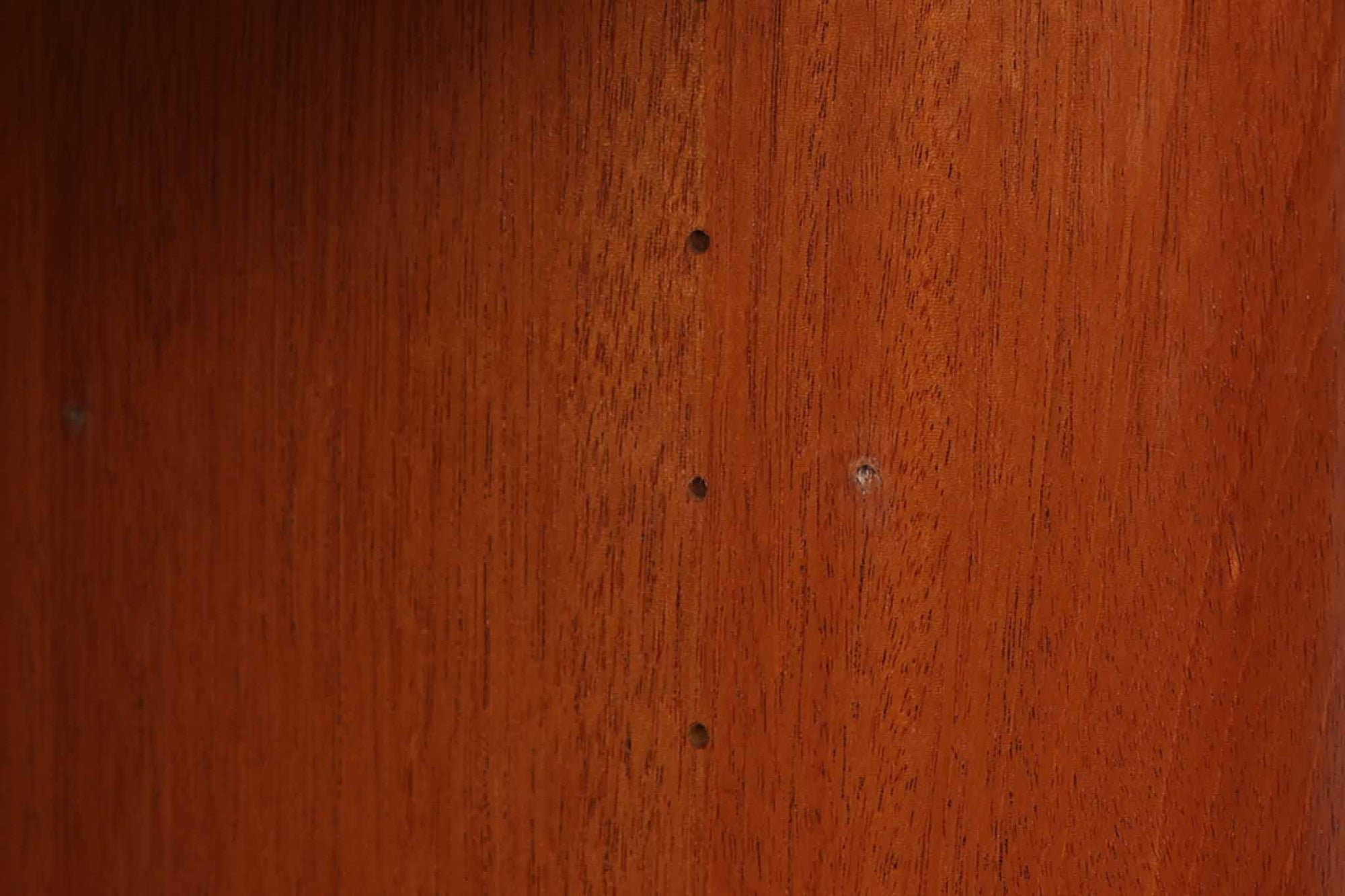 ビンテージ北欧家具の名門、デンマークのSoborg mobler社が手掛けたキャビネットです。デザイナーはChristian Hvidt（クリスチャン・ヴィッツ）。上質なマホガニー無垢材を贅沢に使用し、美しい木目と落ち着いた色合いが特徴的です。扉の意匠は4枚のパネルで構成され、シンプルながらも端正な印象を与えます。内部は左側に棚板、右側に引き出しを配置した実用的な収納設計。特にフレームや引き出しには指物（さしもの）による堅牢な組み方が施されており、デンマークの確かな家具製作技術を感じられます。脚付きのスタイルは床との間に適度な空間を作り出し、重厚な本体でありながら軽やかな印象を演出しています。リビングやダイニングルームでの使用に最適な、機能性とデザイン性を兼ね備えた逸品です。