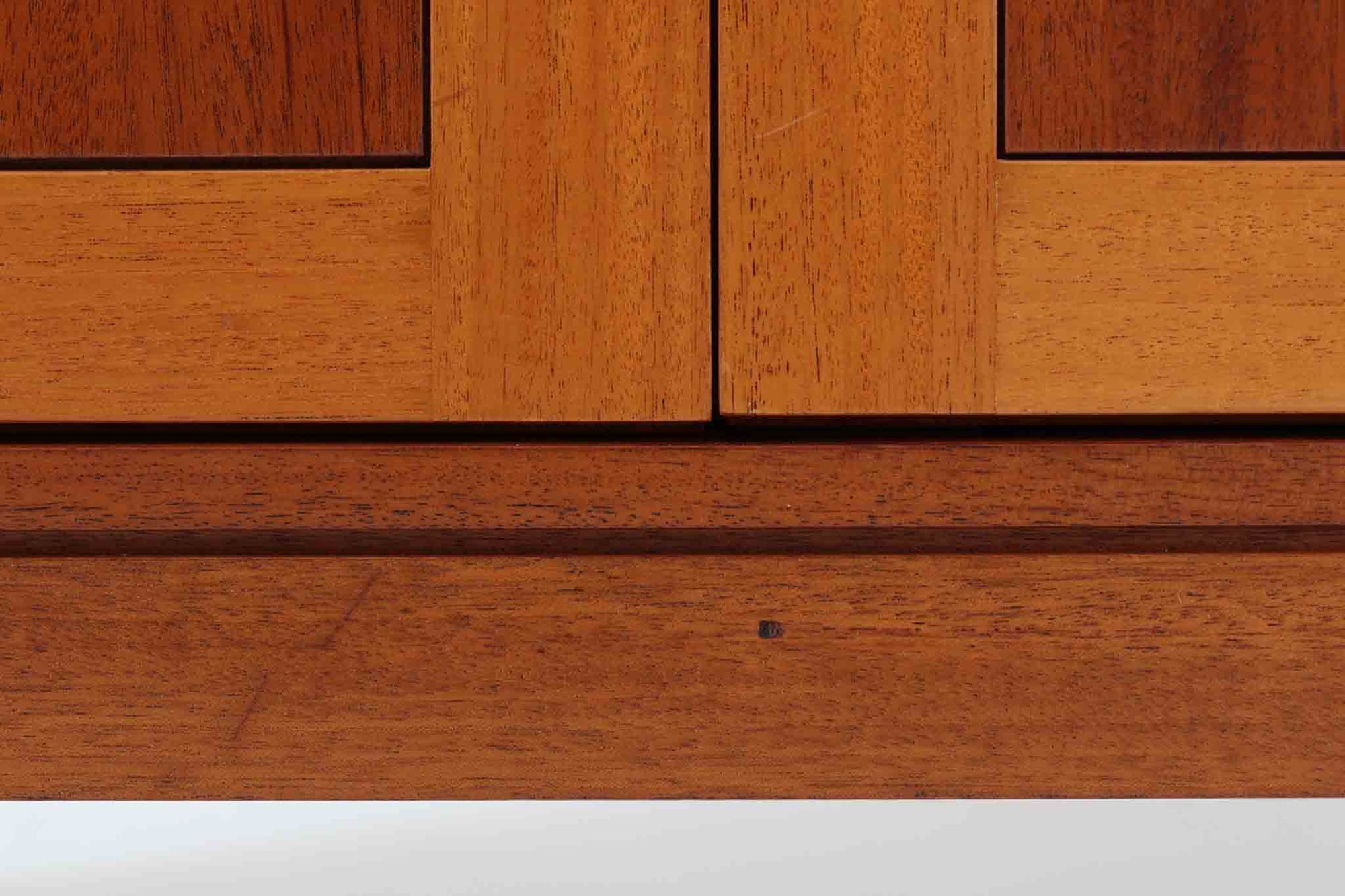 ビンテージ北欧家具の名門、デンマークのSoborg mobler社が手掛けたキャビネットです。デザイナーはChristian Hvidt（クリスチャン・ヴィッツ）。上質なマホガニー無垢材を贅沢に使用し、美しい木目と落ち着いた色合いが特徴的です。扉の意匠は4枚のパネルで構成され、シンプルながらも端正な印象を与えます。内部は左側に棚板、右側に引き出しを配置した実用的な収納設計。特にフレームや引き出しには指物（さしもの）による堅牢な組み方が施されており、デンマークの確かな家具製作技術を感じられます。脚付きのスタイルは床との間に適度な空間を作り出し、重厚な本体でありながら軽やかな印象を演出しています。リビングやダイニングルームでの使用に最適な、機能性とデザイン性を兼ね備えた逸品です。