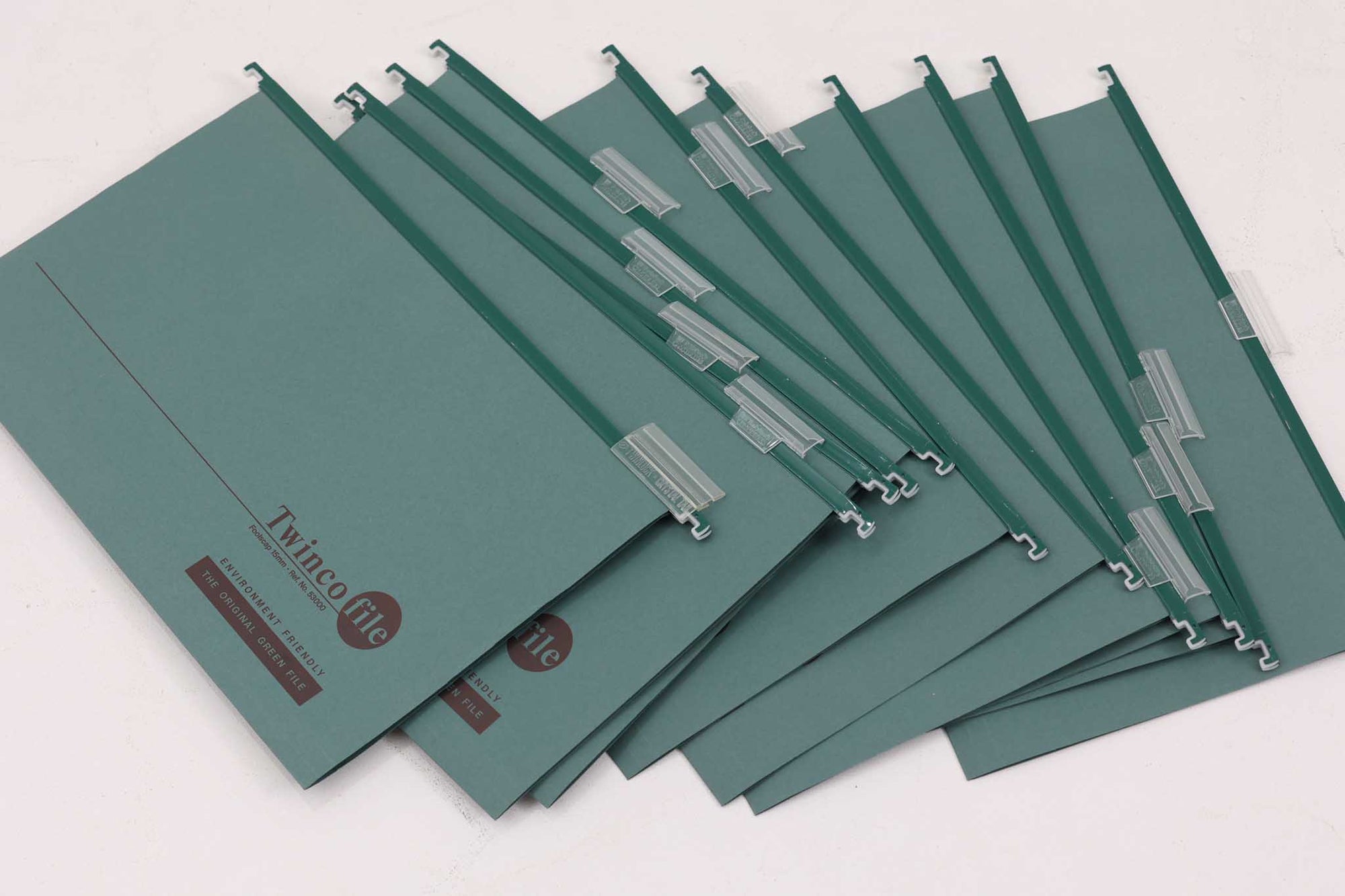 ビンテージ北欧家具の名門、デンマークのSoborg mobler社が手掛けたキャビネットです。デザイナーはChristian Hvidt（クリスチャン・ヴィッツ）。上質なマホガニー無垢材を贅沢に使用し、美しい木目と落ち着いた色合いが特徴的です。扉の意匠は4枚のパネルで構成され、シンプルながらも端正な印象を与えます。内部は左側に棚板、右側にファイルドロワーを配置した実用的な収納設計。特にフレームには指物（さしもの）による堅牢な組み方が施されており、デンマークの確かな家具製作技術を感じられます。脚付きのスタイルは床との間に適度な空間を作り出し、重厚な本体でありながら軽やかな印象を演出しています。リビングやダイニングルームでの使用に最適な、機能性とデザイン性を兼ね備えた逸品です。