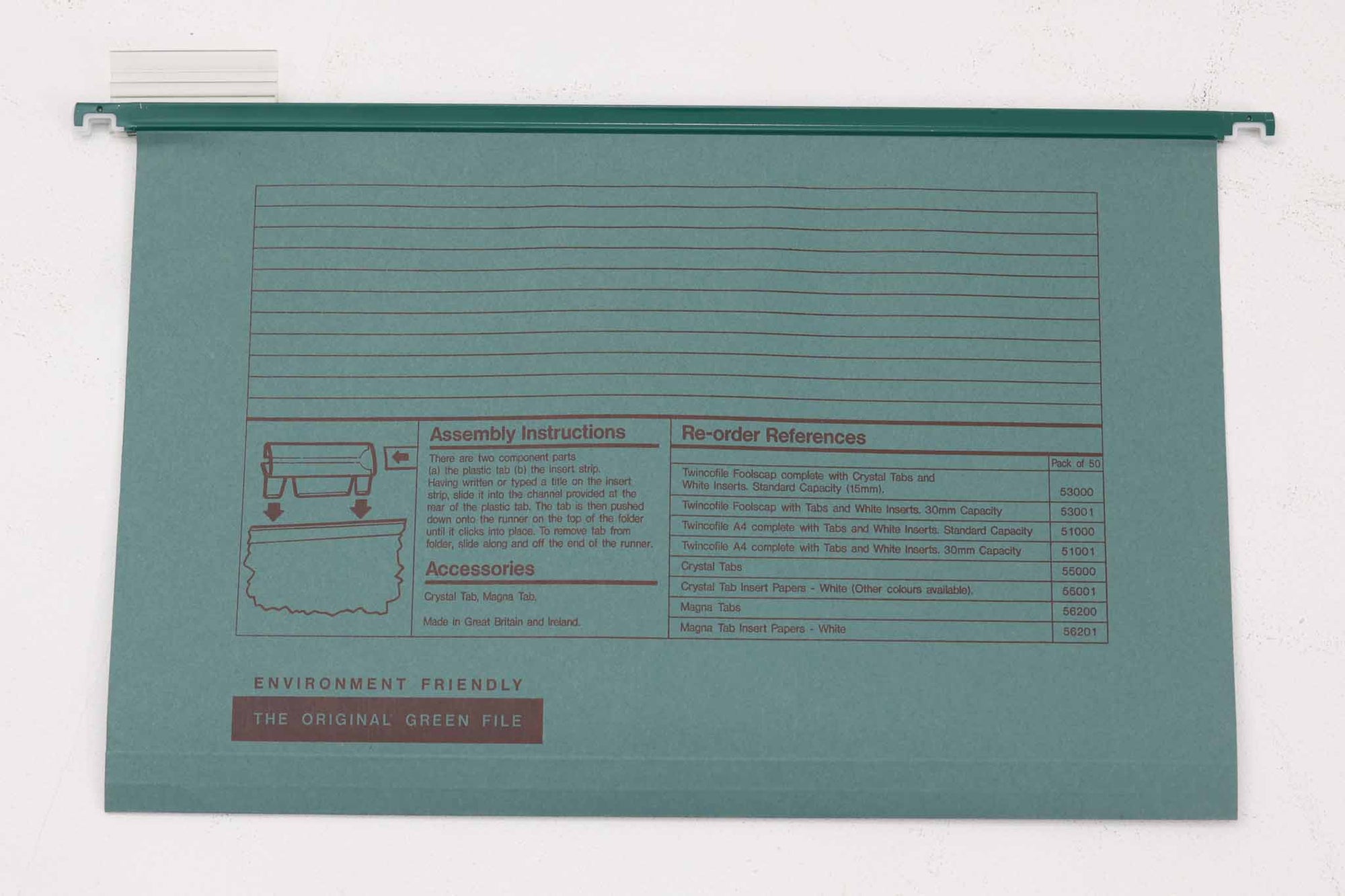 ビンテージ北欧家具の名門、デンマークのSoborg mobler社が手掛けたキャビネットです。デザイナーはChristian Hvidt（クリスチャン・ヴィッツ）。上質なマホガニー無垢材を贅沢に使用し、美しい木目と落ち着いた色合いが特徴的です。扉の意匠は4枚のパネルで構成され、シンプルながらも端正な印象を与えます。内部は左側に棚板、右側にファイルドロワーを配置した実用的な収納設計。特にフレームには指物（さしもの）による堅牢な組み方が施されており、デンマークの確かな家具製作技術を感じられます。脚付きのスタイルは床との間に適度な空間を作り出し、重厚な本体でありながら軽やかな印象を演出しています。リビングやダイニングルームでの使用に最適な、機能性とデザイン性を兼ね備えた逸品です。