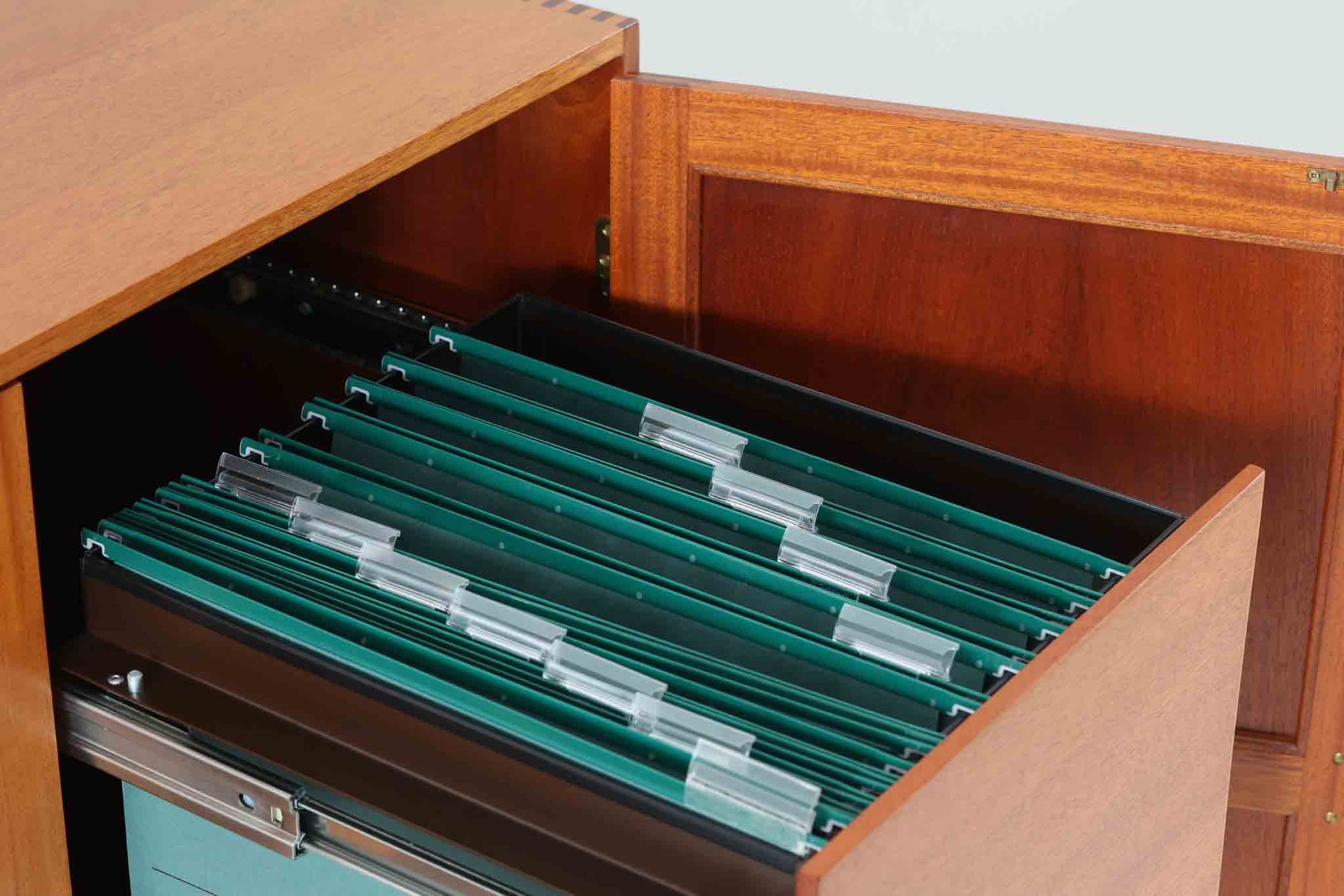 ビンテージ北欧家具の名門、デンマークのSoborg mobler社が手掛けたキャビネットです。デザイナーはChristian Hvidt（クリスチャン・ヴィッツ）。上質なマホガニー無垢材を贅沢に使用し、美しい木目と落ち着いた色合いが特徴的です。扉の意匠は4枚のパネルで構成され、シンプルながらも端正な印象を与えます。内部は左側に棚板、右側にファイルドロワーを配置した実用的な収納設計。特にフレームには指物（さしもの）による堅牢な組み方が施されており、デンマークの確かな家具製作技術を感じられます。脚付きのスタイルは床との間に適度な空間を作り出し、重厚な本体でありながら軽やかな印象を演出しています。リビングやダイニングルームでの使用に最適な、機能性とデザイン性を兼ね備えた逸品です。