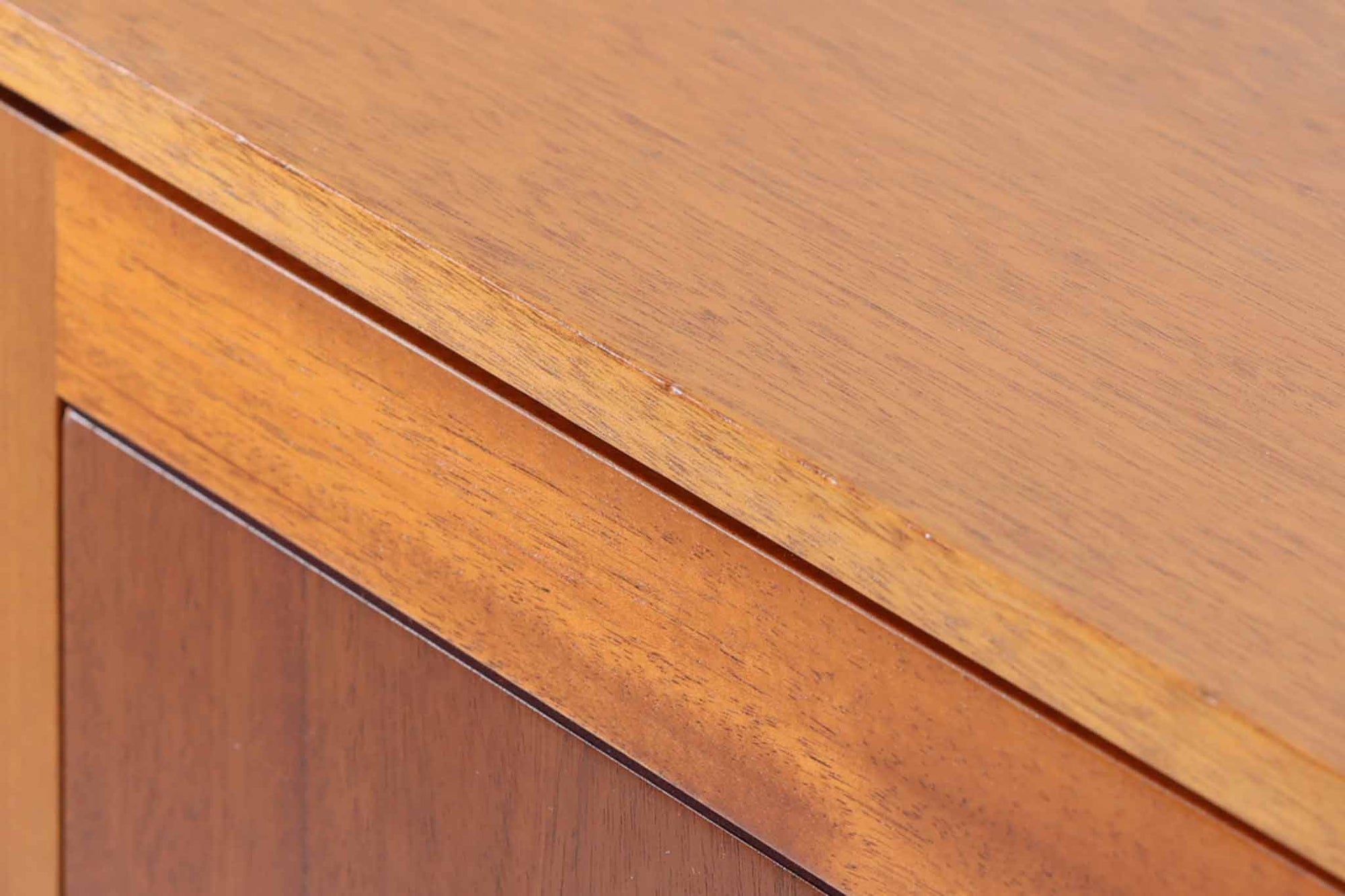 ビンテージ北欧家具の名門、デンマークのSoborg mobler社が手掛けたキャビネットです。デザイナーはChristian Hvidt（クリスチャン・ヴィッツ）。上質なマホガニー無垢材を贅沢に使用し、美しい木目と落ち着いた色合いが特徴的です。扉の意匠は4枚のパネルで構成され、シンプルながらも端正な印象を与えます。内部は左側に棚板、右側にファイルドロワーを配置した実用的な収納設計。特にフレームには指物（さしもの）による堅牢な組み方が施されており、デンマークの確かな家具製作技術を感じられます。脚付きのスタイルは床との間に適度な空間を作り出し、重厚な本体でありながら軽やかな印象を演出しています。リビングやダイニングルームでの使用に最適な、機能性とデザイン性を兼ね備えた逸品です。