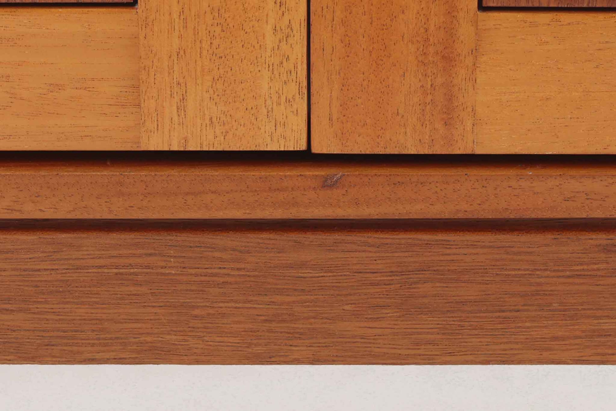 ビンテージ北欧家具の名門、デンマークのSoborg mobler社が手掛けたキャビネットです。デザイナーはChristian Hvidt（クリスチャン・ヴィッツ）。上質なマホガニー無垢材を贅沢に使用し、美しい木目と落ち着いた色合いが特徴的です。扉の意匠は4枚のパネルで構成され、シンプルながらも端正な印象を与えます。内部は左側に棚板、右側にファイルドロワーを配置した実用的な収納設計。特にフレームには指物（さしもの）による堅牢な組み方が施されており、デンマークの確かな家具製作技術を感じられます。脚付きのスタイルは床との間に適度な空間を作り出し、重厚な本体でありながら軽やかな印象を演出しています。リビングやダイニングルームでの使用に最適な、機能性とデザイン性を兼ね備えた逸品です。