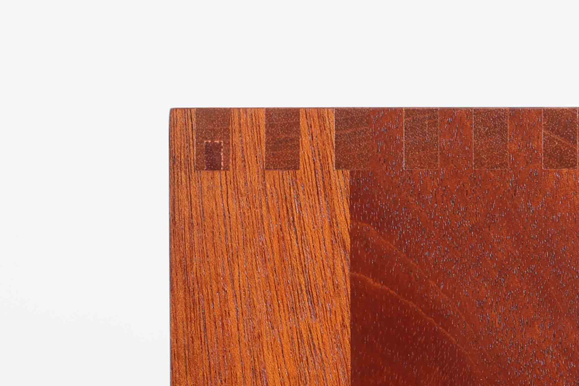 ビンテージ北欧家具の名門、デンマークのSoborg mobler社が手掛けたキャビネットです。デザイナーはChristian Hvidt（クリスチャン・ヴィッツ）。上質なマホガニー無垢材を贅沢に使用し、美しい木目と落ち着いた色合いが特徴的です。扉の意匠は4枚のパネルで構成され、シンプルながらも端正な印象を与えます。内部は左側に棚板、右側にファイルドロワーを配置した実用的な収納設計。特にフレームには指物（さしもの）による堅牢な組み方が施されており、デンマークの確かな家具製作技術を感じられます。脚付きのスタイルは床との間に適度な空間を作り出し、重厚な本体でありながら軽やかな印象を演出しています。リビングやダイニングルームでの使用に最適な、機能性とデザイン性を兼ね備えた逸品です。