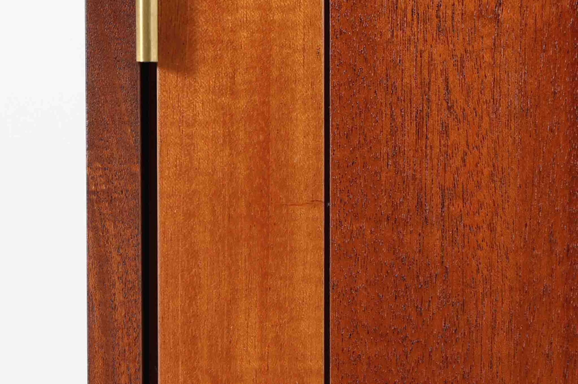 ビンテージ北欧家具の名門、デンマークのSoborg mobler社が手掛けたキャビネットです。デザイナーはChristian Hvidt（クリスチャン・ヴィッツ）。上質なマホガニー無垢材を贅沢に使用し、美しい木目と落ち着いた色合いが特徴的です。扉の意匠は4枚のパネルで構成され、シンプルながらも端正な印象を与えます。内部は左側に棚板、右側にファイルドロワーを配置した実用的な収納設計。特にフレームには指物（さしもの）による堅牢な組み方が施されており、デンマークの確かな家具製作技術を感じられます。脚付きのスタイルは床との間に適度な空間を作り出し、重厚な本体でありながら軽やかな印象を演出しています。リビングやダイニングルームでの使用に最適な、機能性とデザイン性を兼ね備えた逸品です。