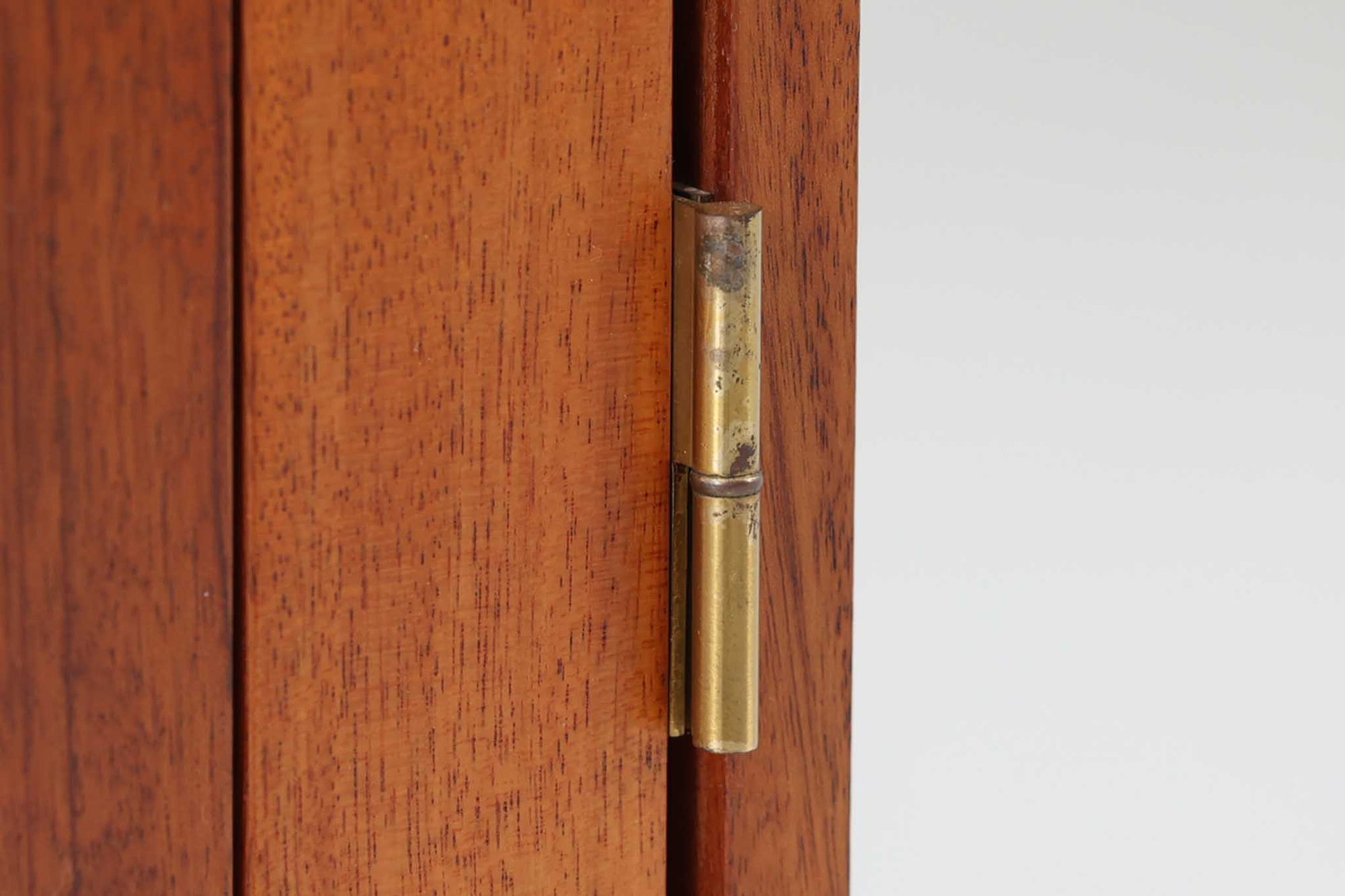 ビンテージ北欧家具の名門、デンマークのSoborg mobler社が手掛けたキャビネットです。デザイナーはChristian Hvidt（クリスチャン・ヴィッツ）。上質なマホガニー無垢材を贅沢に使用し、美しい木目と落ち着いた色合いが特徴的です。扉の意匠は4枚のパネルで構成され、シンプルながらも端正な印象を与えます。内部は左側に棚板、右側にファイルドロワーを配置した実用的な収納設計。特にフレームには指物（さしもの）による堅牢な組み方が施されており、デンマークの確かな家具製作技術を感じられます。脚付きのスタイルは床との間に適度な空間を作り出し、重厚な本体でありながら軽やかな印象を演出しています。リビングやダイニングルームでの使用に最適な、機能性とデザイン性を兼ね備えた逸品です。