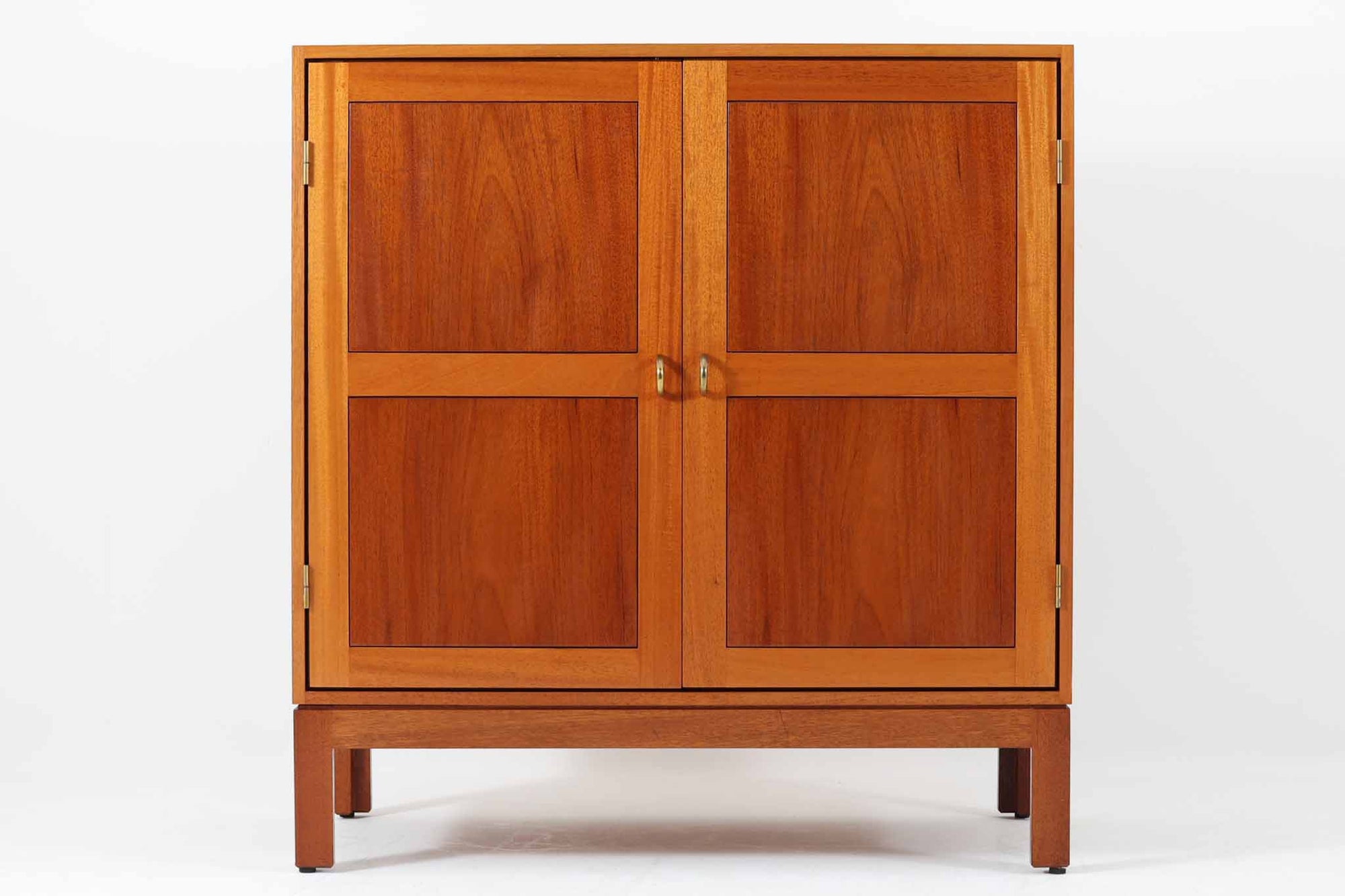 ビンテージ北欧家具の名門、デンマークのSoborg mobler社が手掛けたキャビネットです。デザイナーはChristian Hvidt（クリスチャン・ヴィッツ）。上質なマホガニー無垢材を贅沢に使用し、美しい木目と落ち着いた色合いが特徴的です。扉の意匠は4枚のパネルで構成され、シンプルながらも端正な印象を与えます。内部は左側に棚板、右側に引き出しを配置した実用的な収納設計。特にフレームや引き出しには指物（さしもの）による堅牢な組み方が施されており、デンマークの確かな家具製作技術を感じられます。脚付きのスタイルは床との間に適度な空間を作り出し、重厚な本体でありながら軽やかな印象を演出しています。リビングやダイニングルームでの使用に最適な、機能性とデザイン性を兼ね備えた逸品です。