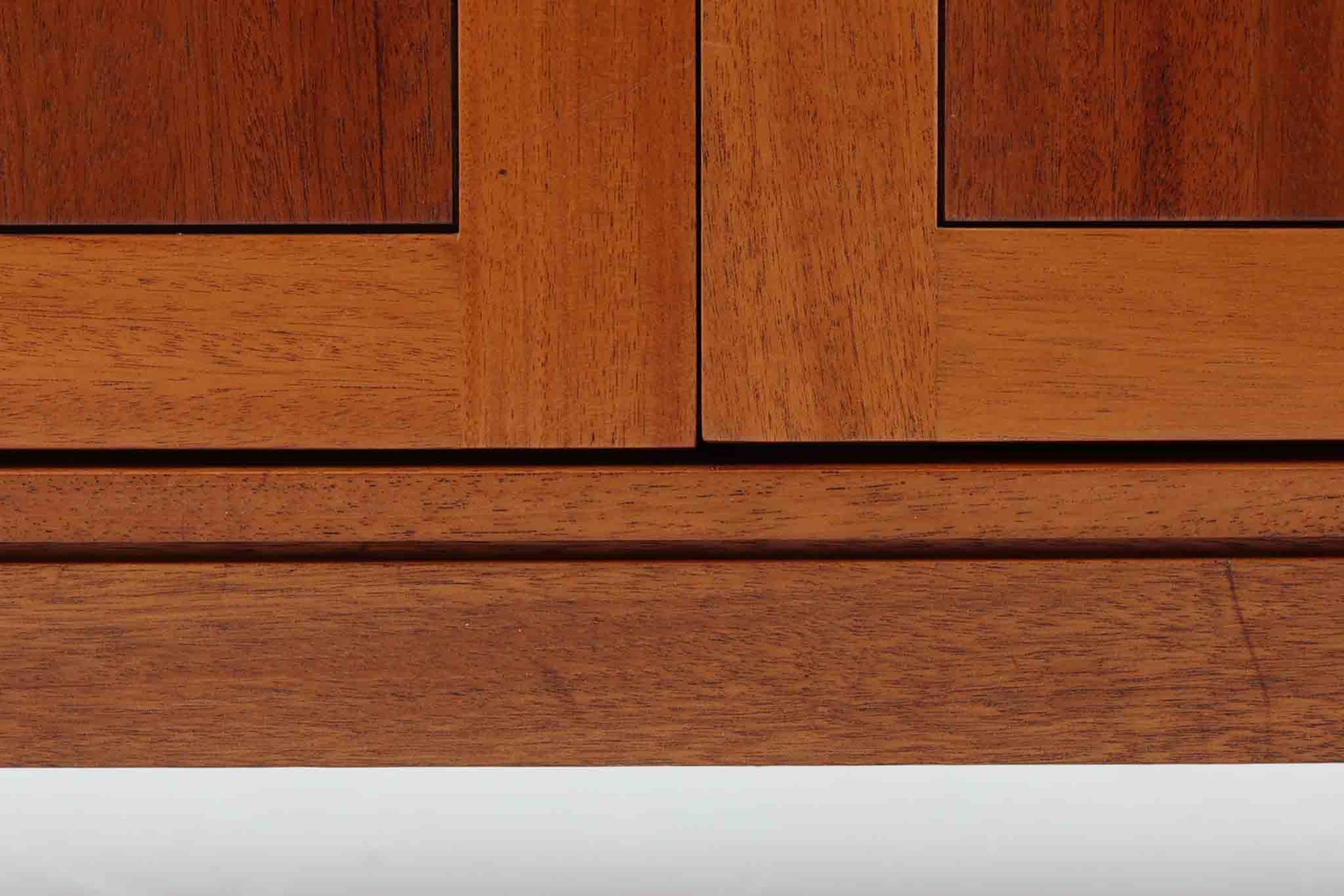 ビンテージ北欧家具の名門、デンマークのSoborg mobler社が手掛けたキャビネットです。デザイナーはChristian Hvidt（クリスチャン・ヴィッツ）。上質なマホガニー無垢材を贅沢に使用し、美しい木目と落ち着いた色合いが特徴的です。扉の意匠は4枚のパネルで構成され、シンプルながらも端正な印象を与えます。内部は左側に棚板、右側に引き出しを配置した実用的な収納設計。特にフレームや引き出しには指物（さしもの）による堅牢な組み方が施されており、デンマークの確かな家具製作技術を感じられます。脚付きのスタイルは床との間に適度な空間を作り出し、重厚な本体でありながら軽やかな印象を演出しています。リビングやダイニングルームでの使用に最適な、機能性とデザイン性を兼ね備えた逸品です。