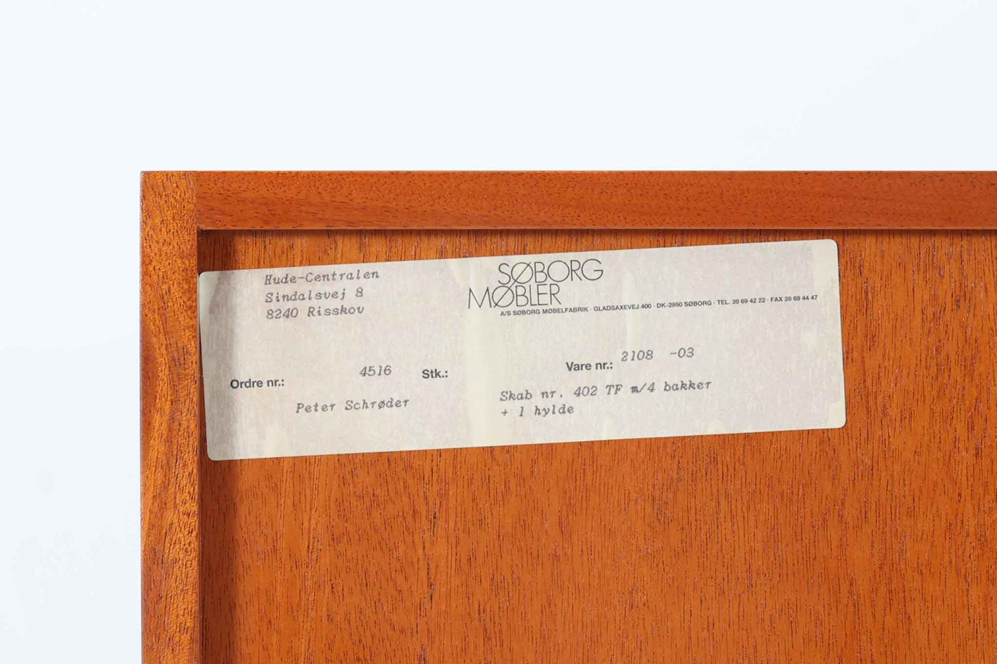 ビンテージ北欧家具の名門、デンマークのSoborg mobler社が手掛けたキャビネットです。デザイナーはChristian Hvidt（クリスチャン・ヴィッツ）。上質なマホガニー無垢材を贅沢に使用し、美しい木目と落ち着いた色合いが特徴的です。扉の意匠は4枚のパネルで構成され、シンプルながらも端正な印象を与えます。内部は左側に棚板、右側に引き出しを配置した実用的な収納設計。特にフレームや引き出しには指物（さしもの）による堅牢な組み方が施されており、デンマークの確かな家具製作技術を感じられます。脚付きのスタイルは床との間に適度な空間を作り出し、重厚な本体でありながら軽やかな印象を演出しています。リビングやダイニングルームでの使用に最適な、機能性とデザイン性を兼ね備えた逸品です。