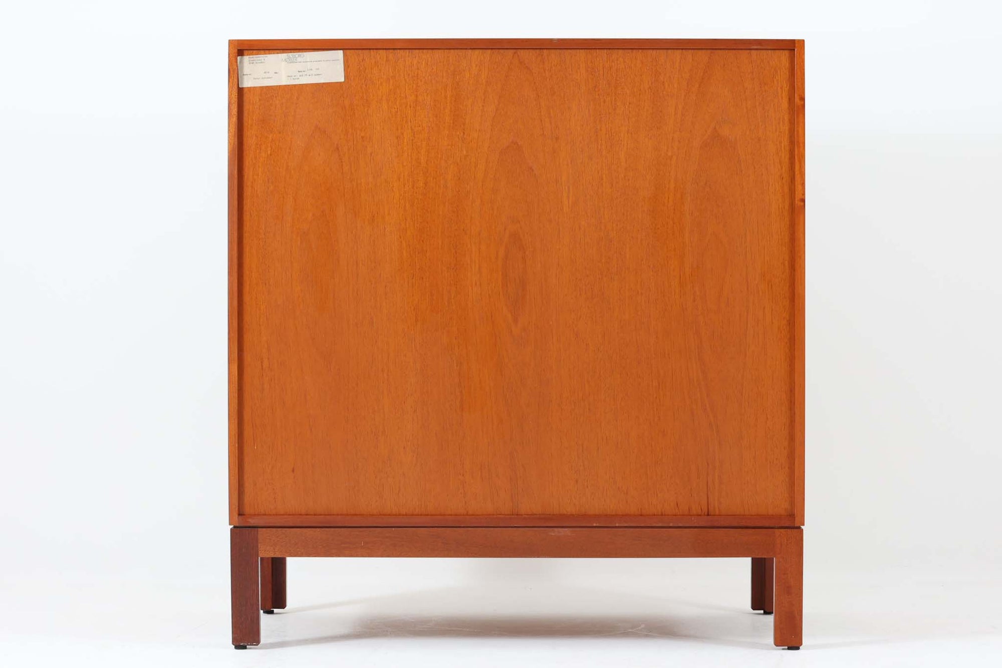 ビンテージ北欧家具の名門、デンマークのSoborg mobler社が手掛けたキャビネットです。デザイナーはChristian Hvidt（クリスチャン・ヴィッツ）。上質なマホガニー無垢材を贅沢に使用し、美しい木目と落ち着いた色合いが特徴的です。扉の意匠は4枚のパネルで構成され、シンプルながらも端正な印象を与えます。内部は左側に棚板、右側に引き出しを配置した実用的な収納設計。特にフレームや引き出しには指物（さしもの）による堅牢な組み方が施されており、デンマークの確かな家具製作技術を感じられます。脚付きのスタイルは床との間に適度な空間を作り出し、重厚な本体でありながら軽やかな印象を演出しています。リビングやダイニングルームでの使用に最適な、機能性とデザイン性を兼ね備えた逸品です。