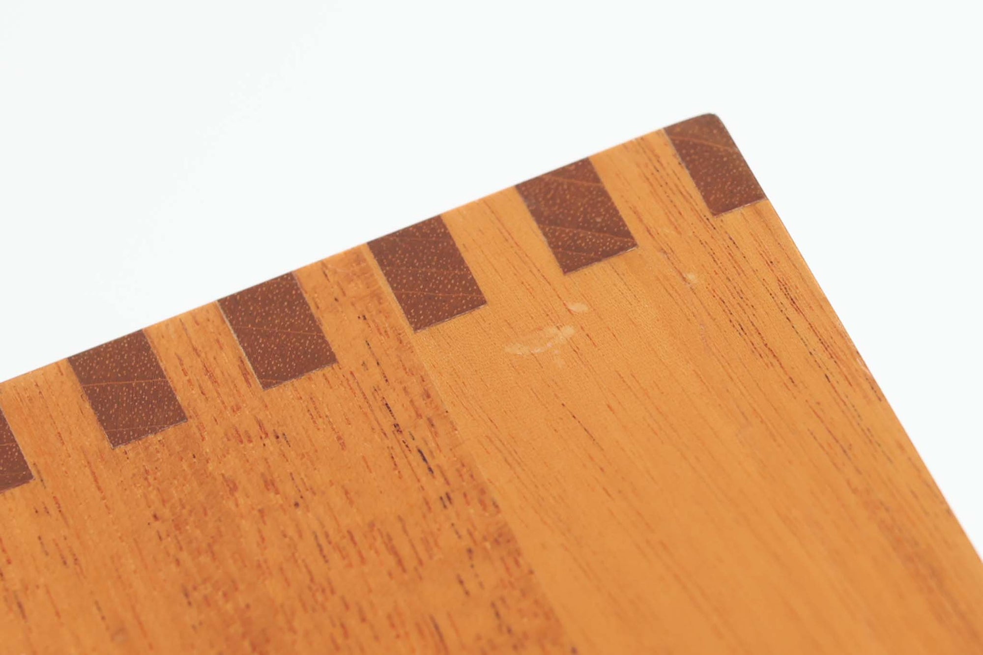 ビンテージ北欧家具の名門、デンマークのSoborg mobler社が手掛けたキャビネットです。デザイナーはChristian Hvidt（クリスチャン・ヴィッツ）。上質なマホガニー無垢材を贅沢に使用し、美しい木目と落ち着いた色合いが特徴的です。扉の意匠は4枚のパネルで構成され、シンプルながらも端正な印象を与えます。内部は左側に棚板、右側に引き出しを配置した実用的な収納設計。特にフレームや引き出しには指物（さしもの）による堅牢な組み方が施されており、デンマークの確かな家具製作技術を感じられます。脚付きのスタイルは床との間に適度な空間を作り出し、重厚な本体でありながら軽やかな印象を演出しています。リビングやダイニングルームでの使用に最適な、機能性とデザイン性を兼ね備えた逸品です。