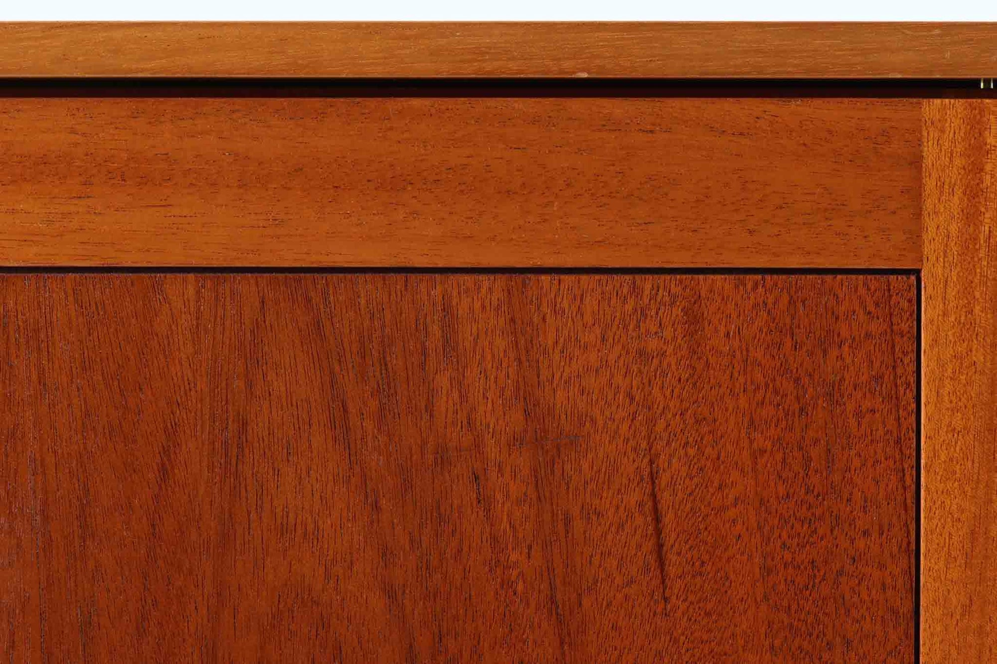 ビンテージ北欧家具の名門、デンマークのSoborg mobler社が手掛けたキャビネットです。デザイナーはChristian Hvidt（クリスチャン・ヴィッツ）。上質なマホガニー無垢材を贅沢に使用し、美しい木目と落ち着いた色合いが特徴的です。扉の意匠は4枚のパネルで構成され、シンプルながらも端正な印象を与えます。内部は左側に棚板、右側に引き出しを配置した実用的な収納設計。特にフレームや引き出しには指物（さしもの）による堅牢な組み方が施されており、デンマークの確かな家具製作技術を感じられます。脚付きのスタイルは床との間に適度な空間を作り出し、重厚な本体でありながら軽やかな印象を演出しています。リビングやダイニングルームでの使用に最適な、機能性とデザイン性を兼ね備えた逸品です。