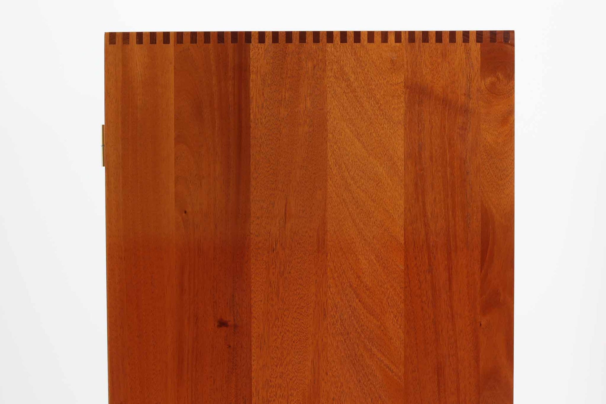 ビンテージ北欧家具の名門、デンマークのSoborg mobler社が手掛けたキャビネットです。デザイナーはChristian Hvidt（クリスチャン・ヴィッツ）。上質なマホガニー無垢材を贅沢に使用し、美しい木目と落ち着いた色合いが特徴的です。扉の意匠は4枚のパネルで構成され、シンプルながらも端正な印象を与えます。内部は左側に棚板、右側に引き出しを配置した実用的な収納設計。特にフレームや引き出しには指物（さしもの）による堅牢な組み方が施されており、デンマークの確かな家具製作技術を感じられます。脚付きのスタイルは床との間に適度な空間を作り出し、重厚な本体でありながら軽やかな印象を演出しています。リビングやダイニングルームでの使用に最適な、機能性とデザイン性を兼ね備えた逸品です。