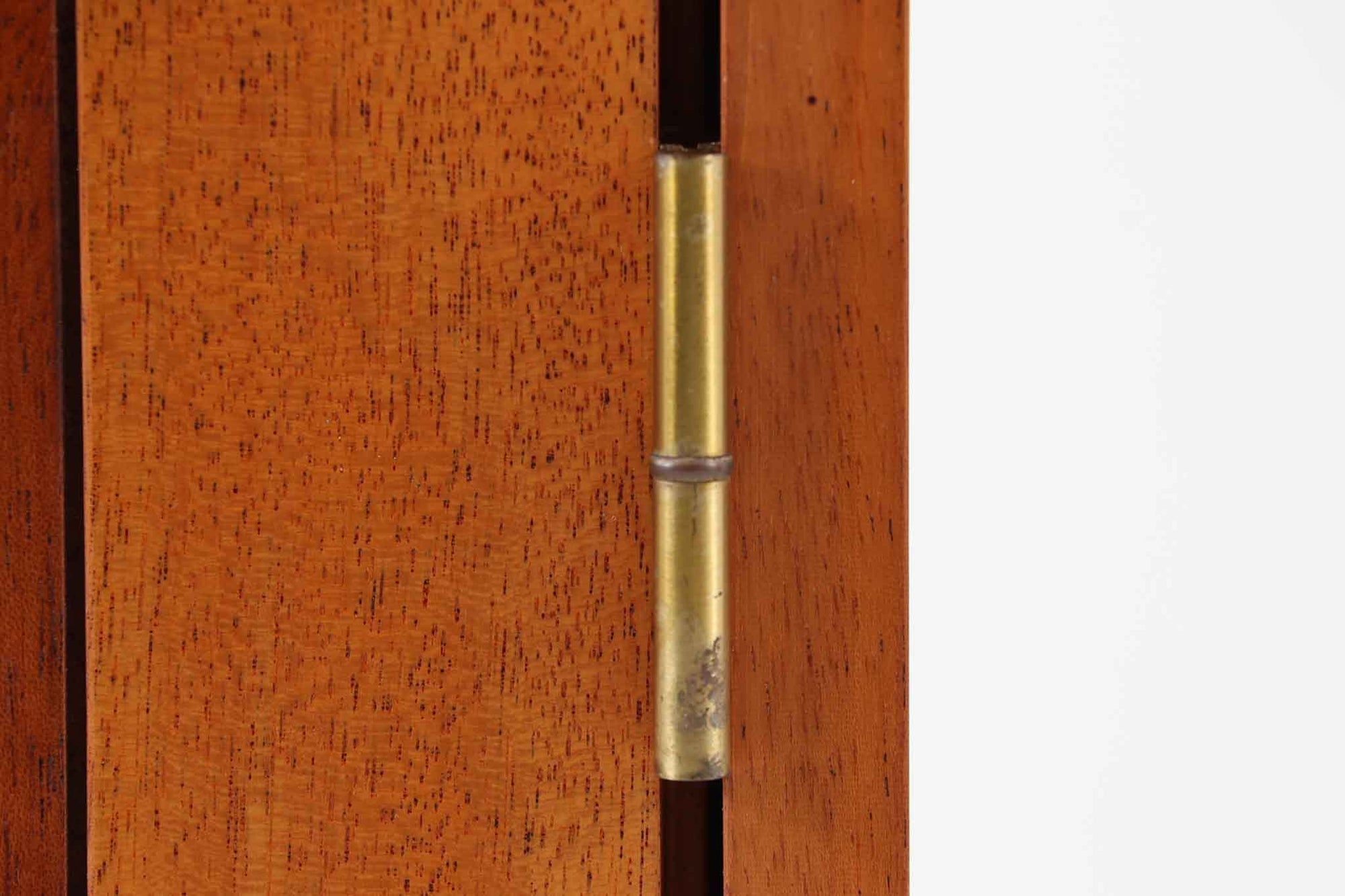 ビンテージ北欧家具の名門、デンマークのSoborg mobler社が手掛けたキャビネットです。デザイナーはChristian Hvidt（クリスチャン・ヴィッツ）。上質なマホガニー無垢材を贅沢に使用し、美しい木目と落ち着いた色合いが特徴的です。扉の意匠は4枚のパネルで構成され、シンプルながらも端正な印象を与えます。内部は左側に棚板、右側に引き出しを配置した実用的な収納設計。特にフレームや引き出しには指物（さしもの）による堅牢な組み方が施されており、デンマークの確かな家具製作技術を感じられます。脚付きのスタイルは床との間に適度な空間を作り出し、重厚な本体でありながら軽やかな印象を演出しています。リビングやダイニングルームでの使用に最適な、機能性とデザイン性を兼ね備えた逸品です。