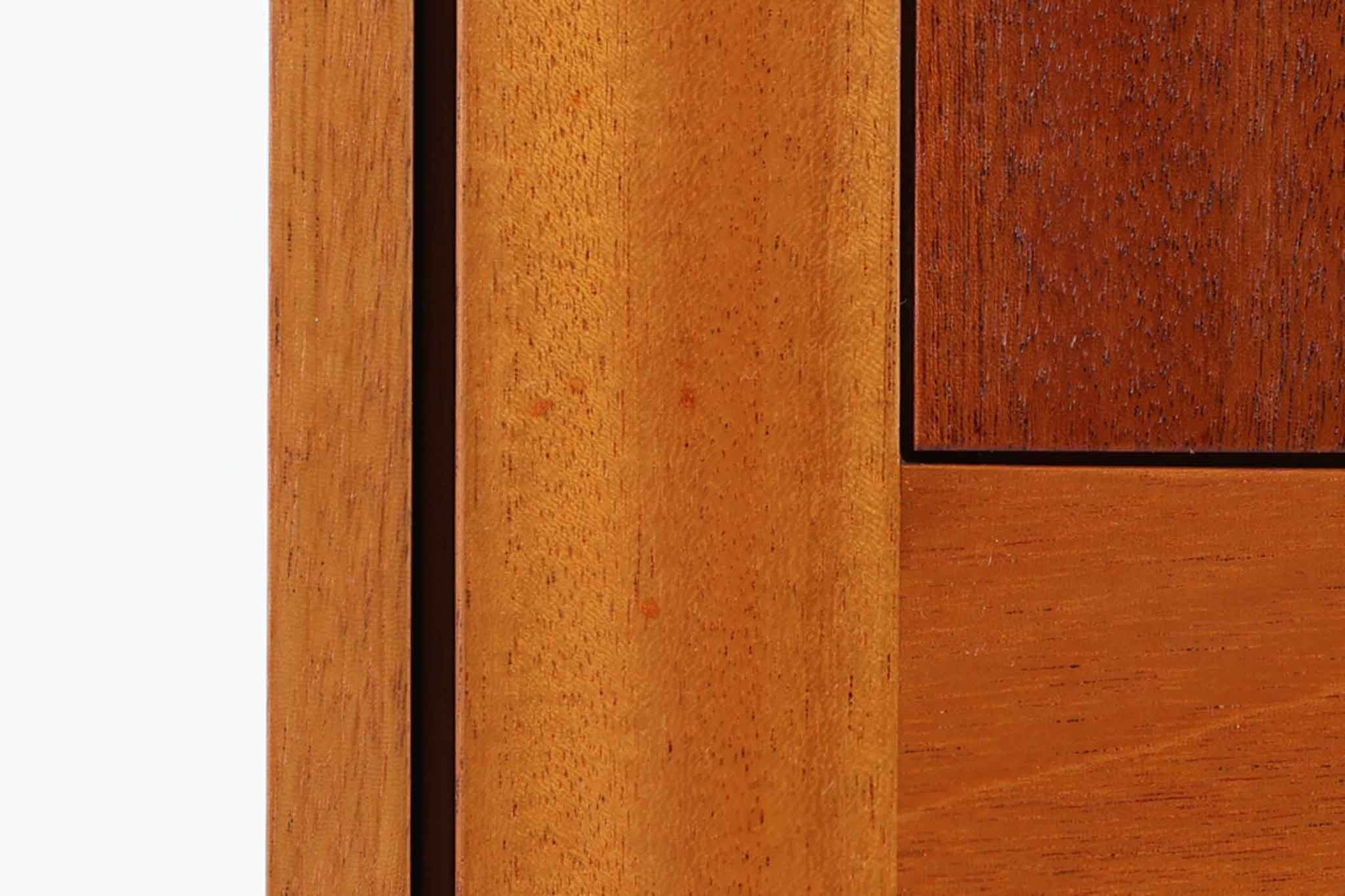 ビンテージ北欧家具の名門、デンマークのSoborg mobler社が手掛けたキャビネットです。デザイナーはChristian Hvidt（クリスチャン・ヴィッツ）。上質なマホガニー無垢材を贅沢に使用し、美しい木目と落ち着いた色合いが特徴的です。扉の意匠は4枚のパネルで構成され、シンプルながらも端正な印象を与えます。内部は左側に棚板、右側に引き出しを配置した実用的な収納設計。特にフレームや引き出しには指物（さしもの）による堅牢な組み方が施されており、デンマークの確かな家具製作技術を感じられます。脚付きのスタイルは床との間に適度な空間を作り出し、重厚な本体でありながら軽やかな印象を演出しています。リビングやダイニングルームでの使用に最適な、機能性とデザイン性を兼ね備えた逸品です。