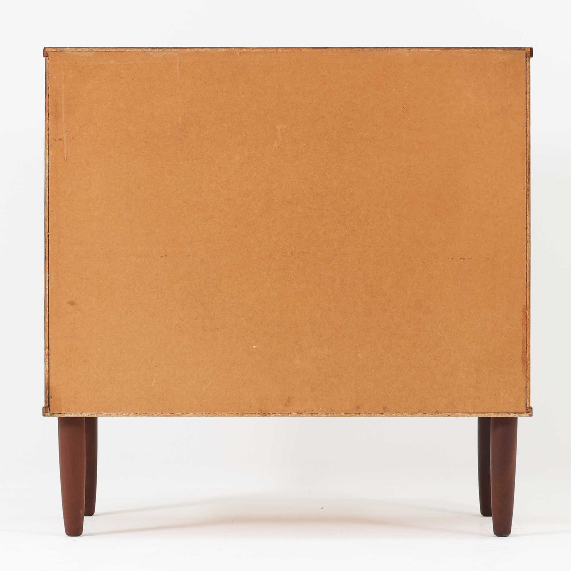 チーク材の美しい木目が前面に現れた、デンマークで作られた4段チェストです。直線を基調とした端正な佇まいと、引き出し上部に取手を設けたミニマルな構造が北欧らしい洗練を感じさせます。脚部は細身で床からの抜け感があり、空間を軽やかに演出します。収納力の高い4段構成で、衣類や書類、小物整理まで幅広く対応し、リビングや寝室、書斎など多様なシーンで活躍します。経年により深みを増したチークの色合いと質感は、ビンテージ家具ならではの魅力です。