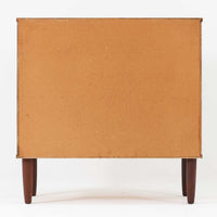 チーク材の美しい木目が前面に現れた、デンマークで作られた4段チェストです。直線を基調とした端正な佇まいと、引き出し上部に取手を設けたミニマルな構造が北欧らしい洗練を感じさせます。脚部は細身で床からの抜け感があり、空間を軽やかに演出します。収納力の高い4段構成で、衣類や書類、小物整理まで幅広く対応し、リビングや寝室、書斎など多様なシーンで活躍します。経年により深みを増したチークの色合いと質感は、ビンテージ家具ならではの魅力です。