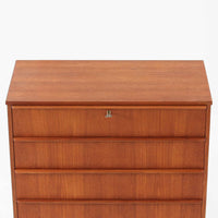 チーク材の美しい木目が前面に現れた、デンマークで作られた4段チェストです。直線を基調とした端正な佇まいと、引き出し上部に取手を設けたミニマルな構造が北欧らしい洗練を感じさせます。脚部は細身で床からの抜け感があり、空間を軽やかに演出します。収納力の高い4段構成で、衣類や書類、小物整理まで幅広く対応し、リビングや寝室、書斎など多様なシーンで活躍します。経年により深みを増したチークの色合いと質感は、ビンテージ家具ならではの魅力です。