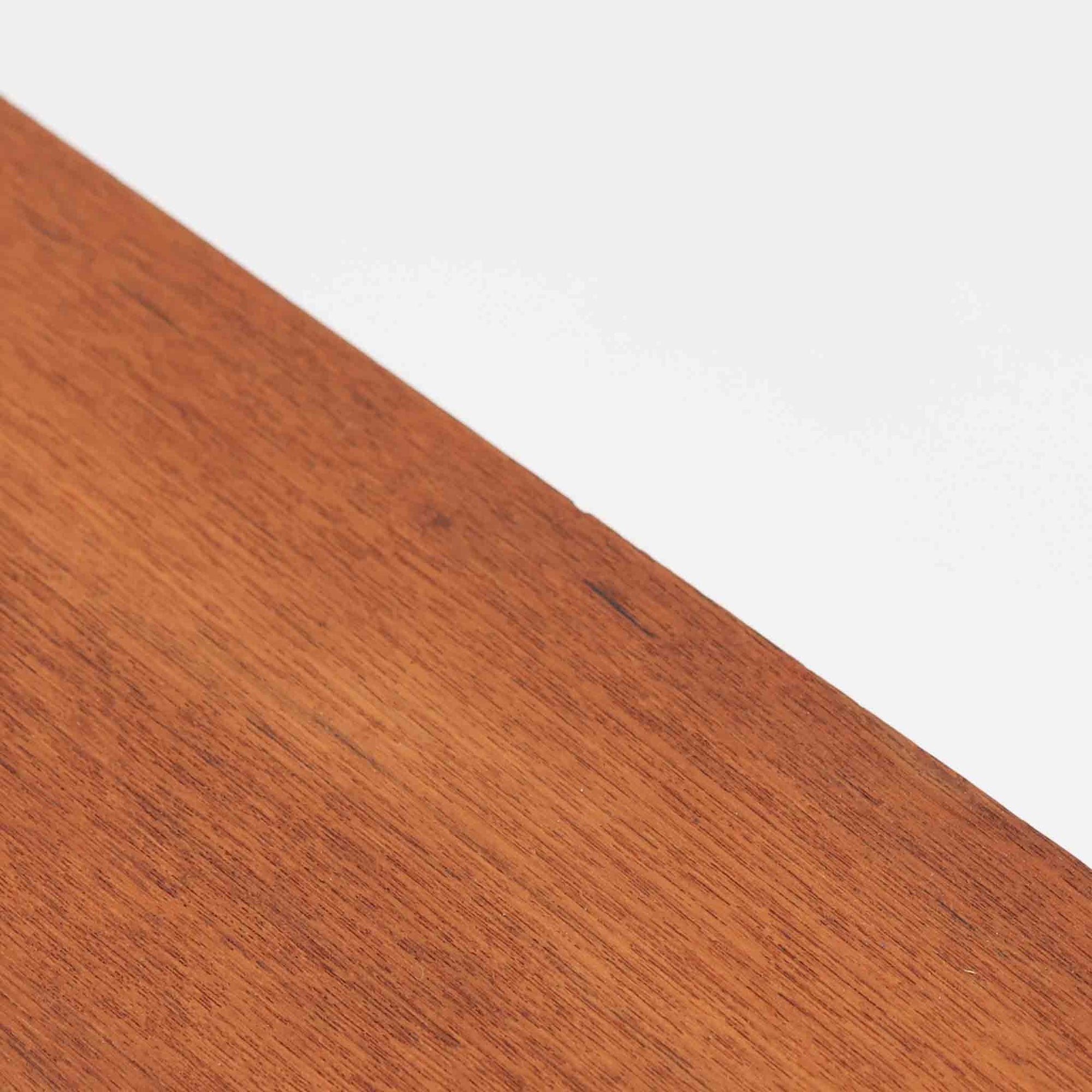 チーク材の美しい木目が前面に現れた、デンマークで作られた4段チェストです。直線を基調とした端正な佇まいと、引き出し上部に取手を設けたミニマルな構造が北欧らしい洗練を感じさせます。脚部は細身で床からの抜け感があり、空間を軽やかに演出します。収納力の高い4段構成で、衣類や書類、小物整理まで幅広く対応し、リビングや寝室、書斎など多様なシーンで活躍します。経年により深みを増したチークの色合いと質感は、ビンテージ家具ならではの魅力です。