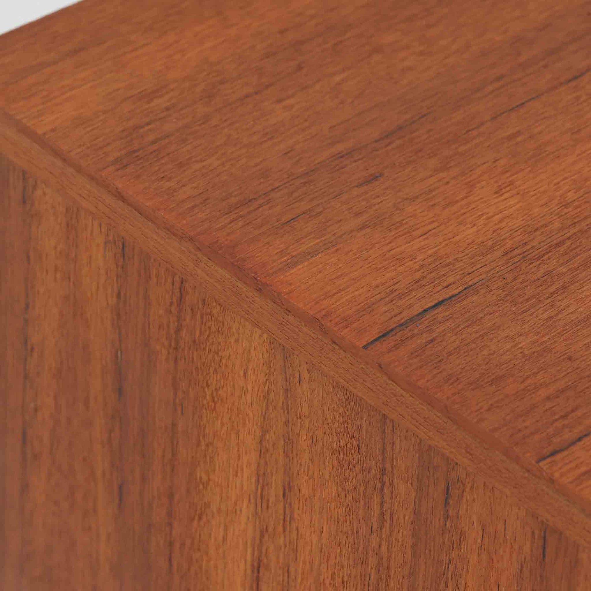 チーク材の美しい木目が前面に現れた、デンマークで作られた4段チェストです。直線を基調とした端正な佇まいと、引き出し上部に取手を設けたミニマルな構造が北欧らしい洗練を感じさせます。脚部は細身で床からの抜け感があり、空間を軽やかに演出します。収納力の高い4段構成で、衣類や書類、小物整理まで幅広く対応し、リビングや寝室、書斎など多様なシーンで活躍します。経年により深みを増したチークの色合いと質感は、ビンテージ家具ならではの魅力です。