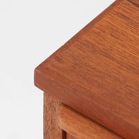 チーク材の美しい木目が前面に現れた、デンマークで作られた4段チェストです。直線を基調とした端正な佇まいと、引き出し上部に取手を設けたミニマルな構造が北欧らしい洗練を感じさせます。脚部は細身で床からの抜け感があり、空間を軽やかに演出します。収納力の高い4段構成で、衣類や書類、小物整理まで幅広く対応し、リビングや寝室、書斎など多様なシーンで活躍します。経年により深みを増したチークの色合いと質感は、ビンテージ家具ならではの魅力です。