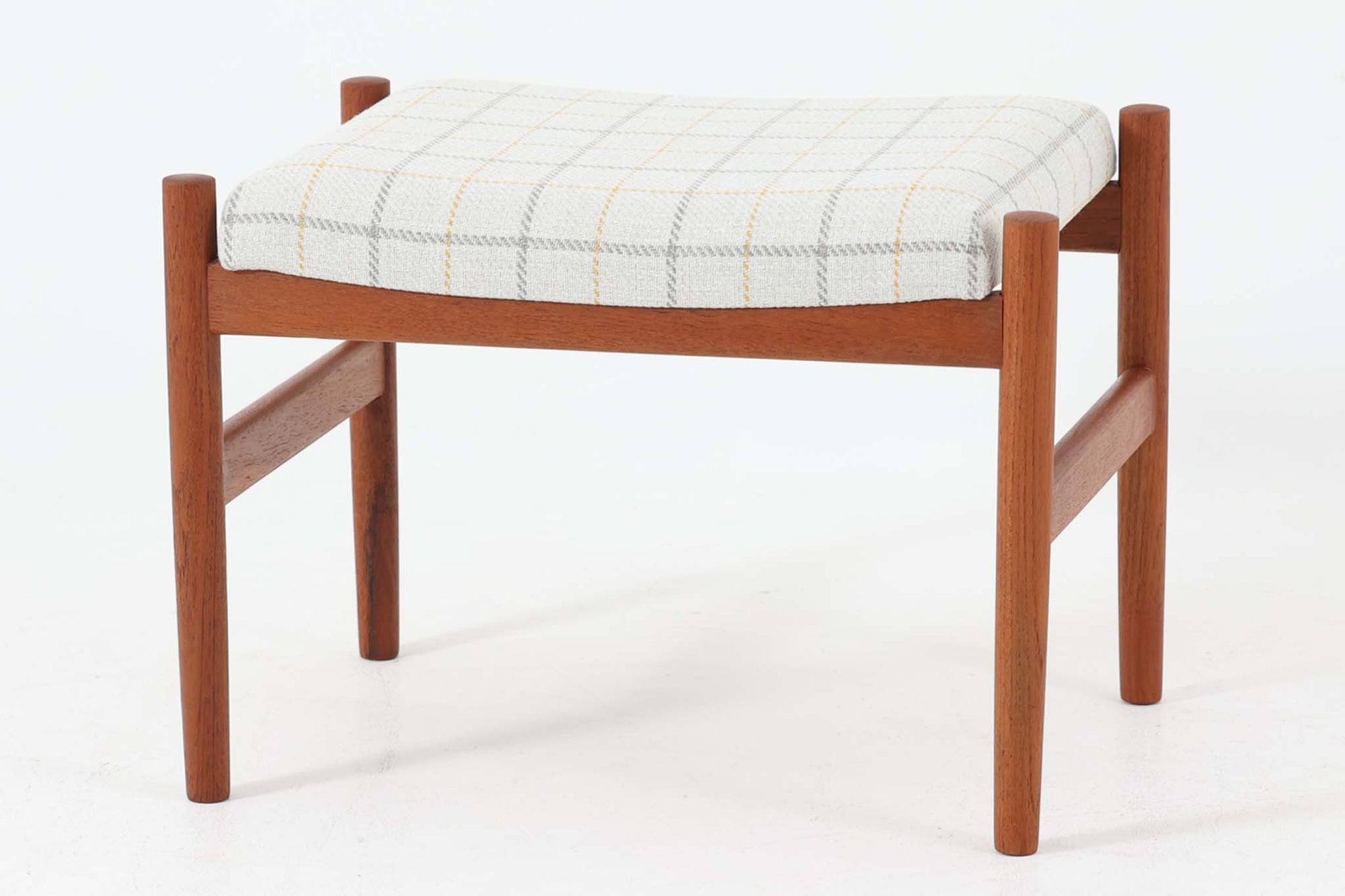 北欧ビンテージスツールです。フレームには温かみのあるチーク材が使用され、シンプルながら丸脚や貫のディテールに北欧らしい洗練が感じられます。座面はチェック柄ファブリックに張り替えられており、ナチュラルで優しい印象を演出。玄関や寝室、リビングでの補助椅子としてはもちろん、オットマンとしても活躍する使い勝手の良い一脚です。高さは座面まで約36.5cmと低めの設計ですので、お子様用としてもおすすめです。