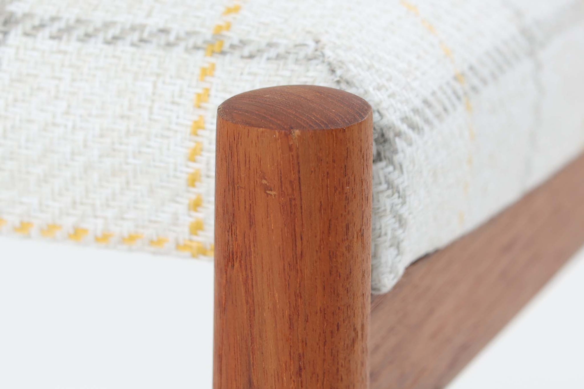 北欧ビンテージスツールです。フレームには温かみのあるチーク材が使用され、シンプルながら丸脚や貫のディテールに北欧らしい洗練が感じられます。座面はチェック柄ファブリックに張り替えられており、ナチュラルで優しい印象を演出。玄関や寝室、リビングでの補助椅子としてはもちろん、オットマンとしても活躍する使い勝手の良い一脚です。高さは座面まで約36.5cmと低めの設計ですので、お子様用としてもおすすめです。