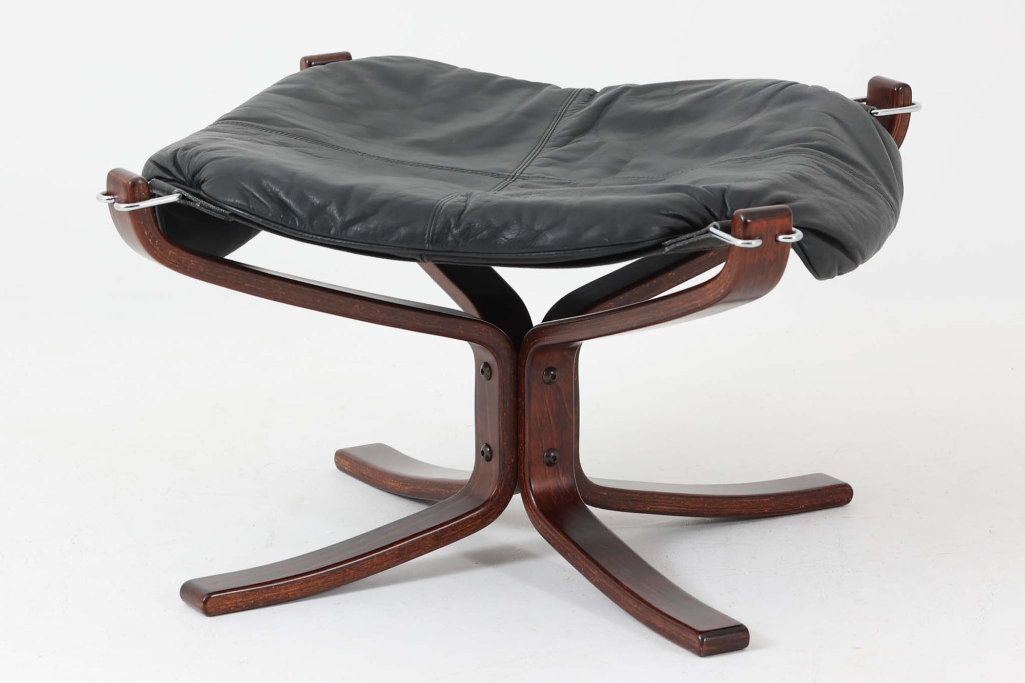 ノルウェーの名門家具ブランド「Vatne（バットネ）」から、デザイナーSigurd Resell（シガード・レッセル）によるオットマンです。独特の形状はシガード・レッセルのデザイン思想を色濃く反映したもので、木部と本革の組み合わせがモダンな印象を与えます。オットマンとしてもスツールとしてもお使いいただけます。