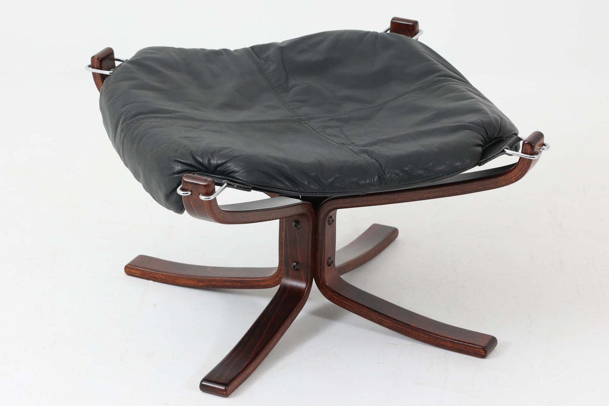 ノルウェーの名門家具ブランド「Vatne（バットネ）」から、デザイナーSigurd Resell（シガード・レッセル）によるオットマンです。独特の形状はシガード・レッセルのデザイン思想を色濃く反映したもので、木部と本革の組み合わせがモダンな印象を与えます。オットマンとしてもスツールとしてもお使いいただけます。