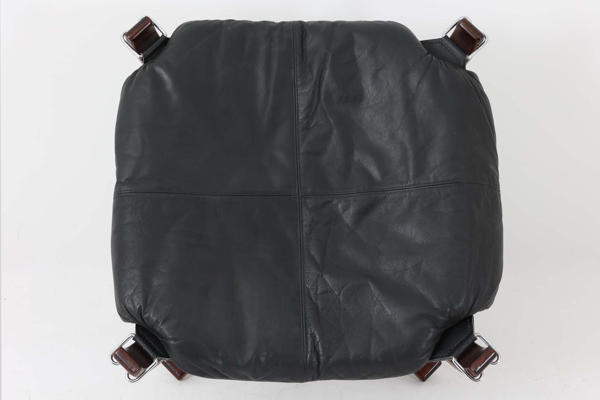 ノルウェーの名門家具ブランド「Vatne（バットネ）」から、デザイナーSigurd Resell（シガード・レッセル）によるオットマンです。独特の形状はシガード・レッセルのデザイン思想を色濃く反映したもので、木部と本革の組み合わせがモダンな印象を与えます。オットマンとしてもスツールとしてもお使いいただけます。