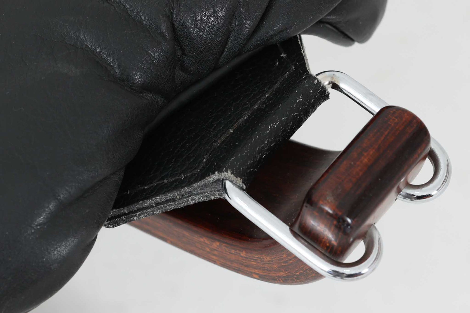 ノルウェーの名門家具ブランド「Vatne（バットネ）」から、デザイナーSigurd Resell（シガード・レッセル）によるオットマンです。独特の形状はシガード・レッセルのデザイン思想を色濃く反映したもので、木部と本革の組み合わせがモダンな印象を与えます。オットマンとしてもスツールとしてもお使いいただけます。