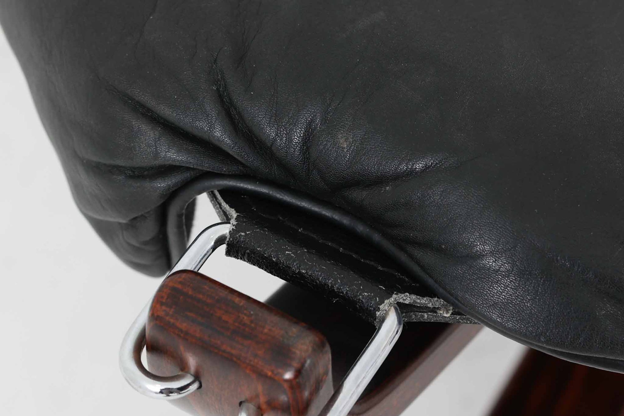 ノルウェーの名門家具ブランド「Vatne（バットネ）」から、デザイナーSigurd Resell（シガード・レッセル）によるオットマンです。独特の形状はシガード・レッセルのデザイン思想を色濃く反映したもので、木部と本革の組み合わせがモダンな印象を与えます。オットマンとしてもスツールとしてもお使いいただけます。