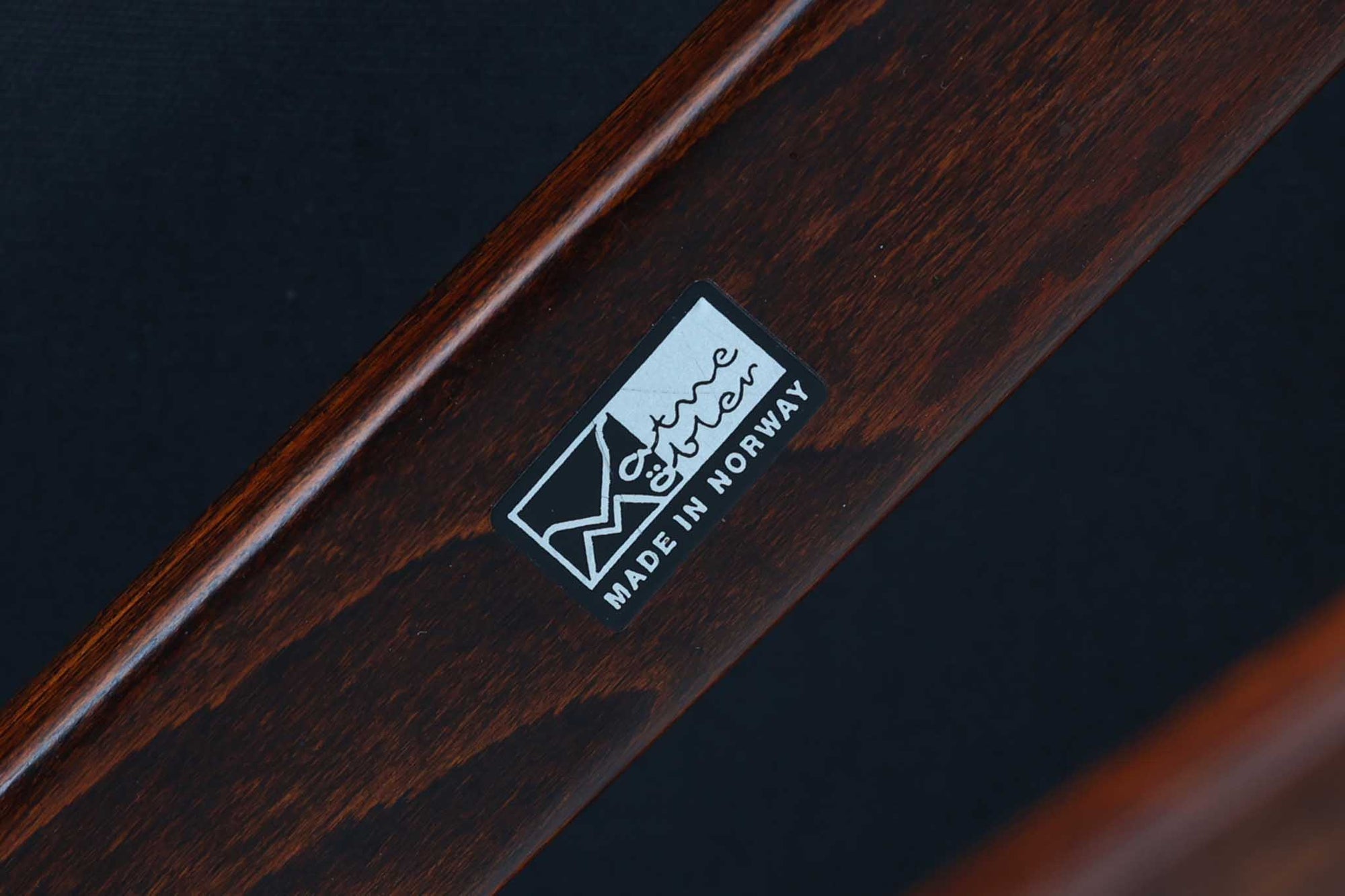 ノルウェーの名門家具ブランド「Vatne（バットネ）」から、デザイナーSigurd Resell（シガード・レッセル）によるオットマンです。独特の形状はシガード・レッセルのデザイン思想を色濃く反映したもので、木部と本革の組み合わせがモダンな印象を与えます。オットマンとしてもスツールとしてもお使いいただけます。