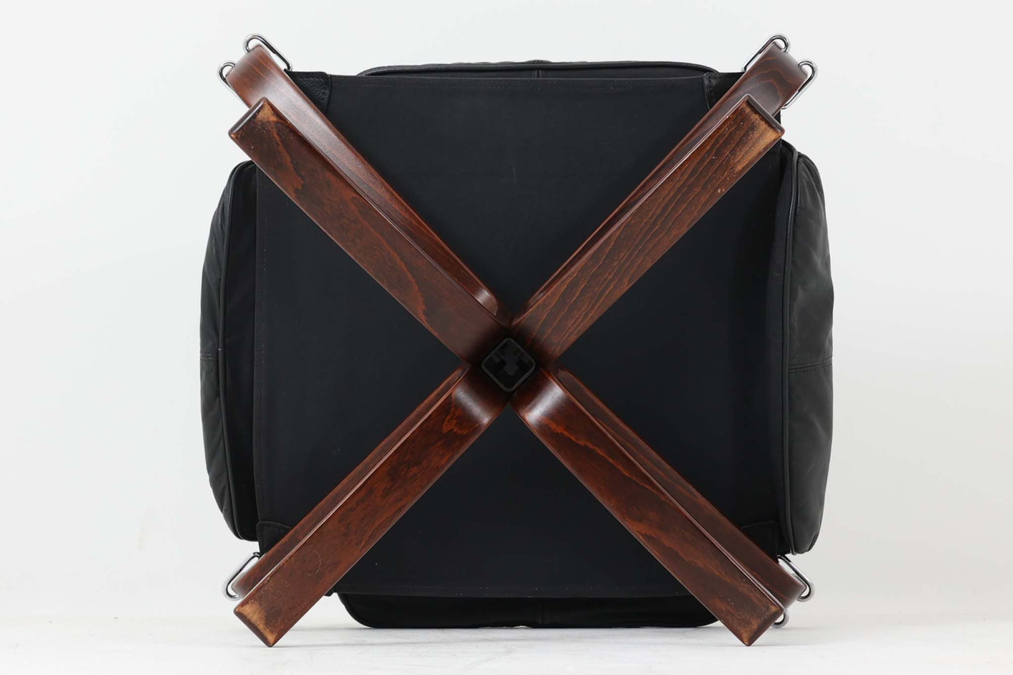 ノルウェーの名門家具ブランド「Vatne（バットネ）」から、デザイナーSigurd Resell（シガード・レッセル）によるオットマンです。独特の形状はシガード・レッセルのデザイン思想を色濃く反映したもので、木部と本革の組み合わせがモダンな印象を与えます。オットマンとしてもスツールとしてもお使いいただけます。