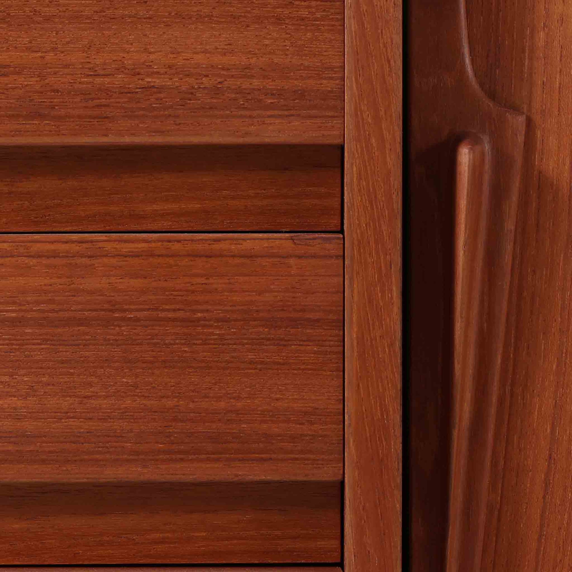 Gunni Omannがデザインし、Omann Jun社によって製造されたModel 18は、洗練されたラインと実用性を兼ね備えた北欧ビンテージの名作サイドボードです。チーク材の美しい木目が前面に広がり、引き出しとスライド扉の組み合わせが高い収納力を実現しています。特に繊細に削り出された取手や先細りの脚部が、軽やかで彫刻的な印象を与え、空間を上質に演出します。幅200cmのサイズ感は、リビングやダイニングの主役として活躍する存在感ある一台です。