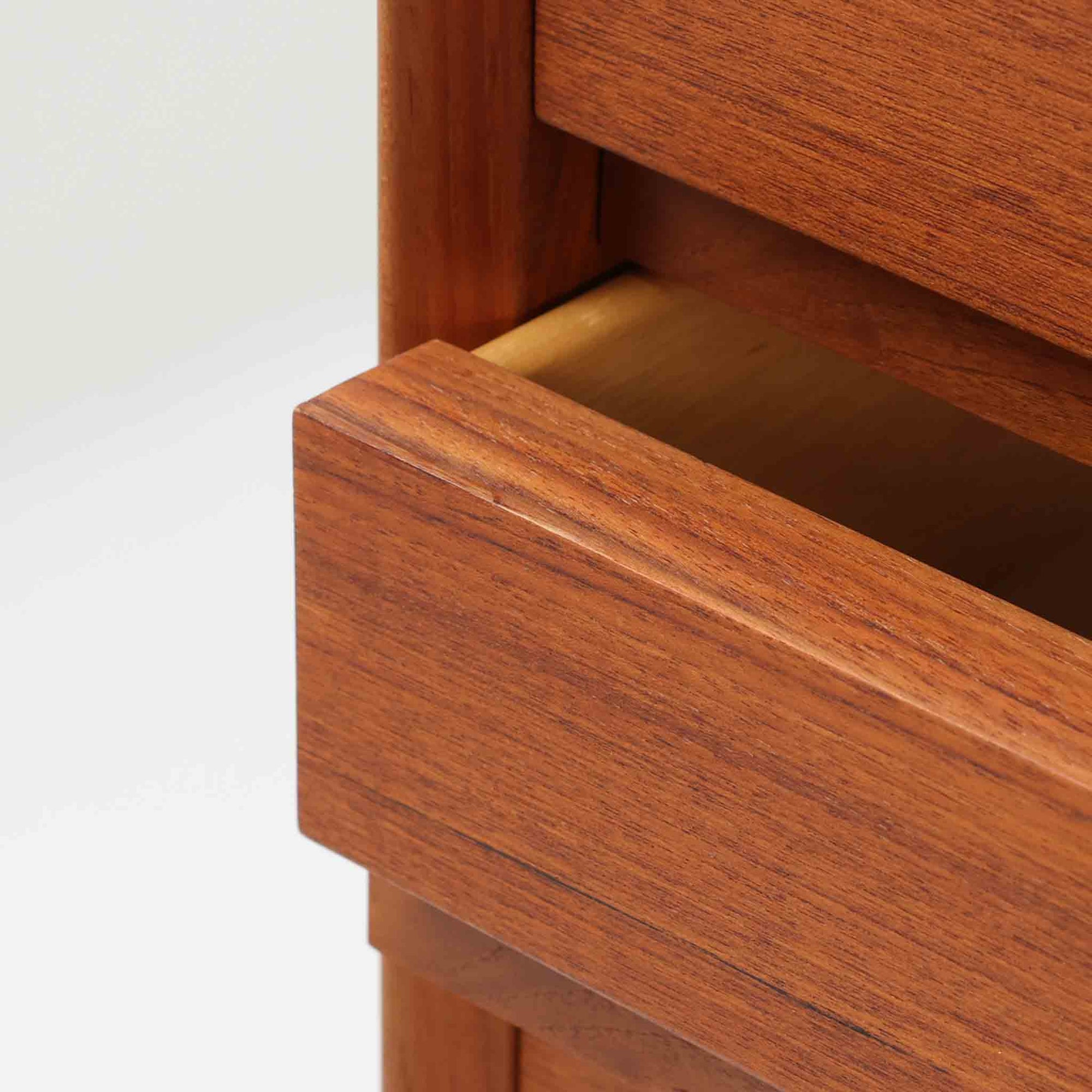 Gunni Omannがデザインし、Omann Jun社によって製造されたModel 18は、洗練されたラインと実用性を兼ね備えた北欧ビンテージの名作サイドボードです。チーク材の美しい木目が前面に広がり、引き出しとスライド扉の組み合わせが高い収納力を実現しています。特に繊細に削り出された取手や先細りの脚部が、軽やかで彫刻的な印象を与え、空間を上質に演出します。幅200cmのサイズ感は、リビングやダイニングの主役として活躍する存在感ある一台です。