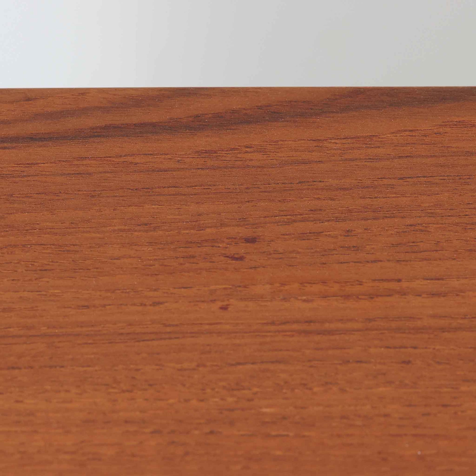 Gunni Omannがデザインし、Omann Jun社によって製造されたModel 18は、洗練されたラインと実用性を兼ね備えた北欧ビンテージの名作サイドボードです。チーク材の美しい木目が前面に広がり、引き出しとスライド扉の組み合わせが高い収納力を実現しています。特に繊細に削り出された取手や先細りの脚部が、軽やかで彫刻的な印象を与え、空間を上質に演出します。幅200cmのサイズ感は、リビングやダイニングの主役として活躍する存在感ある一台です。