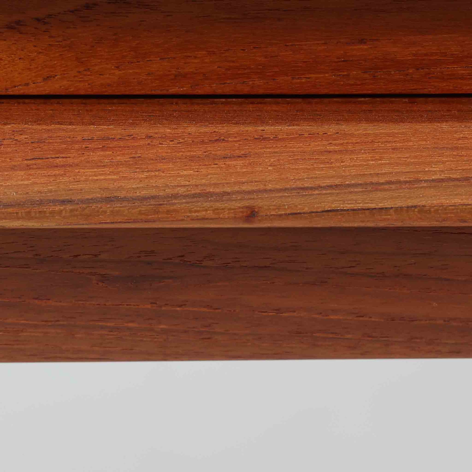 Gunni Omannがデザインし、Omann Jun社によって製造されたModel 18は、洗練されたラインと実用性を兼ね備えた北欧ビンテージの名作サイドボードです。チーク材の美しい木目が前面に広がり、引き出しとスライド扉の組み合わせが高い収納力を実現しています。特に繊細に削り出された取手や先細りの脚部が、軽やかで彫刻的な印象を与え、空間を上質に演出します。幅200cmのサイズ感は、リビングやダイニングの主役として活躍する存在感ある一台です。