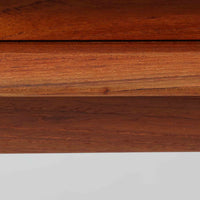 Gunni Omannがデザインし、Omann Jun社によって製造されたModel 18は、洗練されたラインと実用性を兼ね備えた北欧ビンテージの名作サイドボードです。チーク材の美しい木目が前面に広がり、引き出しとスライド扉の組み合わせが高い収納力を実現しています。特に繊細に削り出された取手や先細りの脚部が、軽やかで彫刻的な印象を与え、空間を上質に演出します。幅200cmのサイズ感は、リビングやダイニングの主役として活躍する存在感ある一台です。