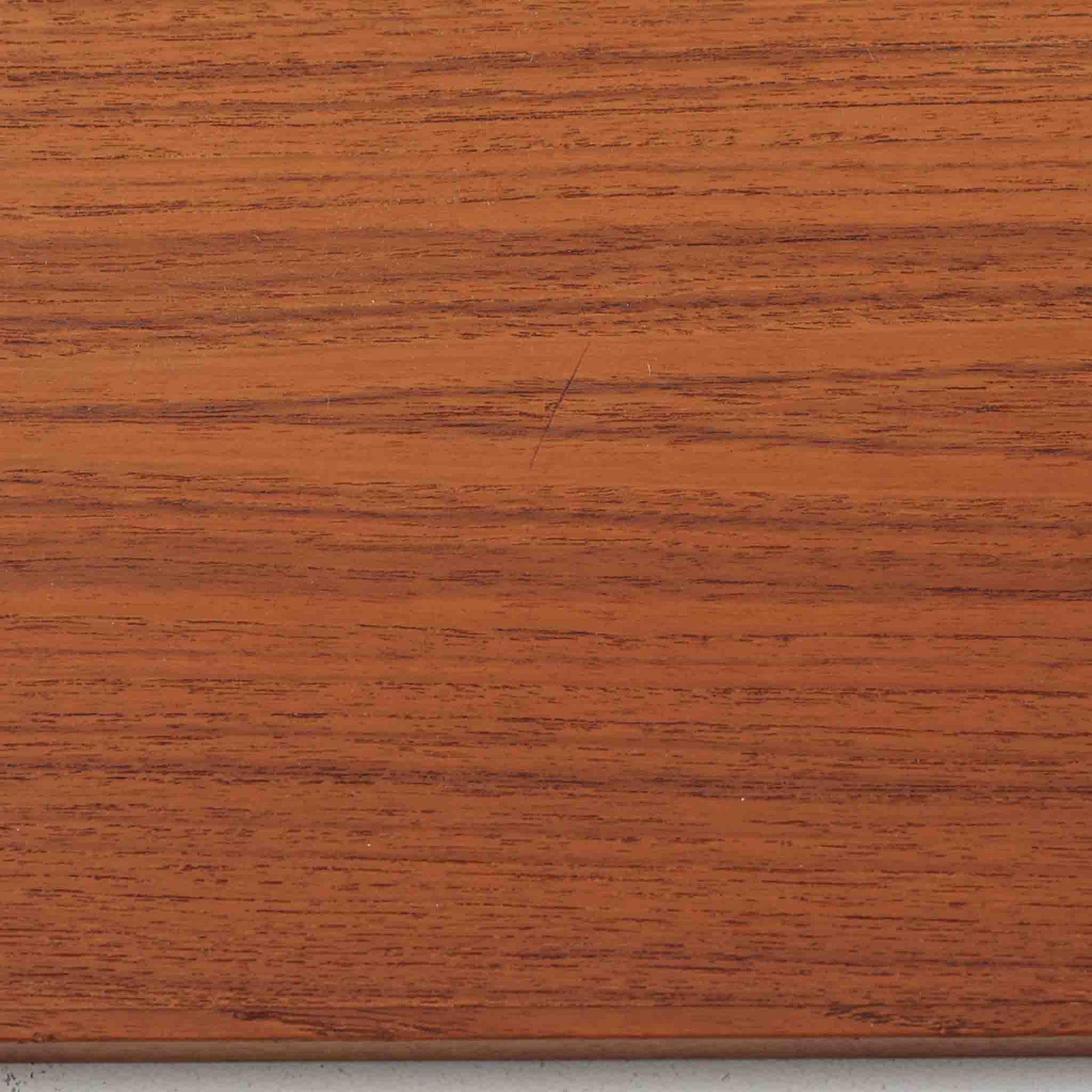 Bjerringbro Savvaerkによるチーク材キャビネットは、上下に分かれた構成と可動棚を備えた収納力の高さが魅力です。上段は3段のシェルフ、下段は珍しいポケットドア構造の扉内にA4サイズの書類が収納可能な引き出し型トレイが8段並び、書類や小物の整理に適しています。直線的で端正なフォルムと、チーク材の木目が美しく調和した佇まいは、北欧ビンテージらしい実用性と美しさを兼ね備えた逸品です。