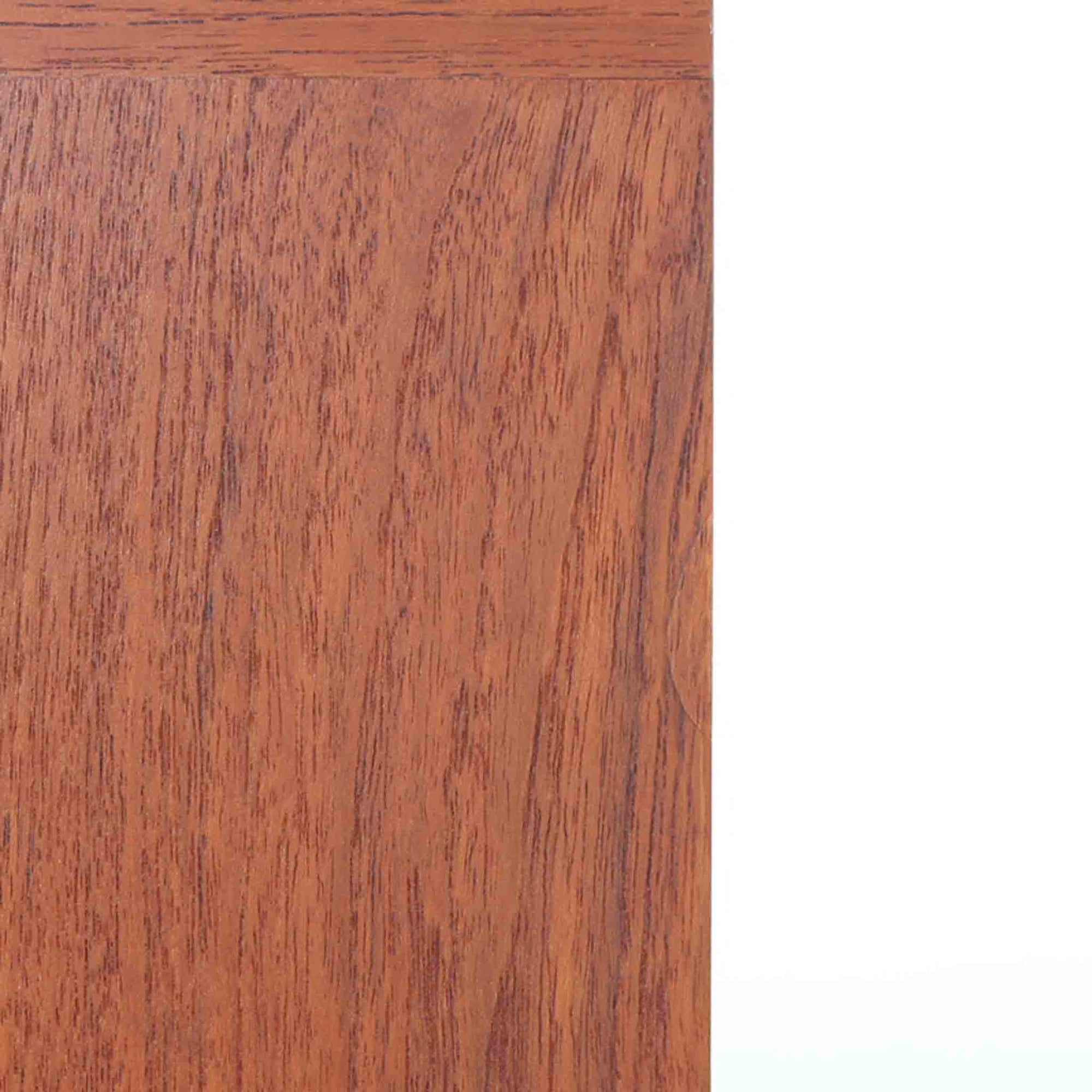 Bjerringbro Savvaerkによるチーク材キャビネットは、上下に分かれた構成と可動棚を備えた収納力の高さが魅力です。上段は3段のシェルフ、下段は珍しいポケットドア構造の扉内にA4サイズの書類が収納可能な引き出し型トレイが8段並び、書類や小物の整理に適しています。直線的で端正なフォルムと、チーク材の木目が美しく調和した佇まいは、北欧ビンテージらしい実用性と美しさを兼ね備えた逸品です。