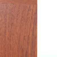 Bjerringbro Savvaerkによるチーク材キャビネットは、上下に分かれた構成と可動棚を備えた収納力の高さが魅力です。上段は3段のシェルフ、下段は珍しいポケットドア構造の扉内にA4サイズの書類が収納可能な引き出し型トレイが8段並び、書類や小物の整理に適しています。直線的で端正なフォルムと、チーク材の木目が美しく調和した佇まいは、北欧ビンテージらしい実用性と美しさを兼ね備えた逸品です。