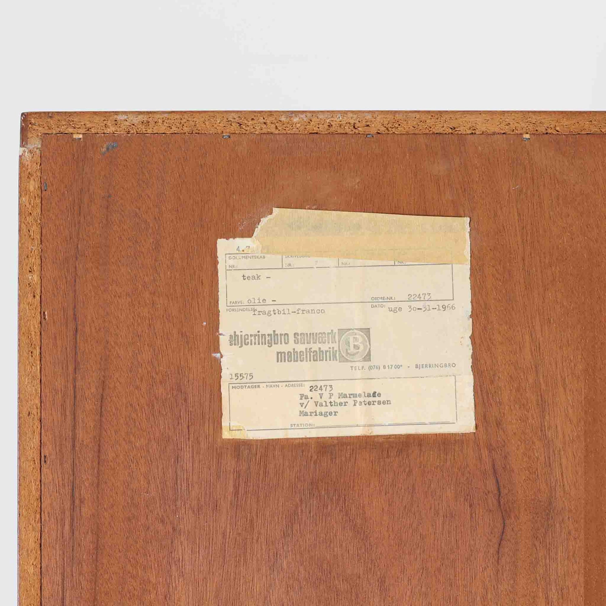 Bjerringbro Savvaerkによるチーク材キャビネットは、上下に分かれた構成と可動棚を備えた収納力の高さが魅力です。上段は3段のシェルフ、下段は珍しいポケットドア構造の扉内にA4サイズの書類が収納可能な引き出し型トレイが8段並び、書類や小物の整理に適しています。直線的で端正なフォルムと、チーク材の木目が美しく調和した佇まいは、北欧ビンテージらしい実用性と美しさを兼ね備えた逸品です。